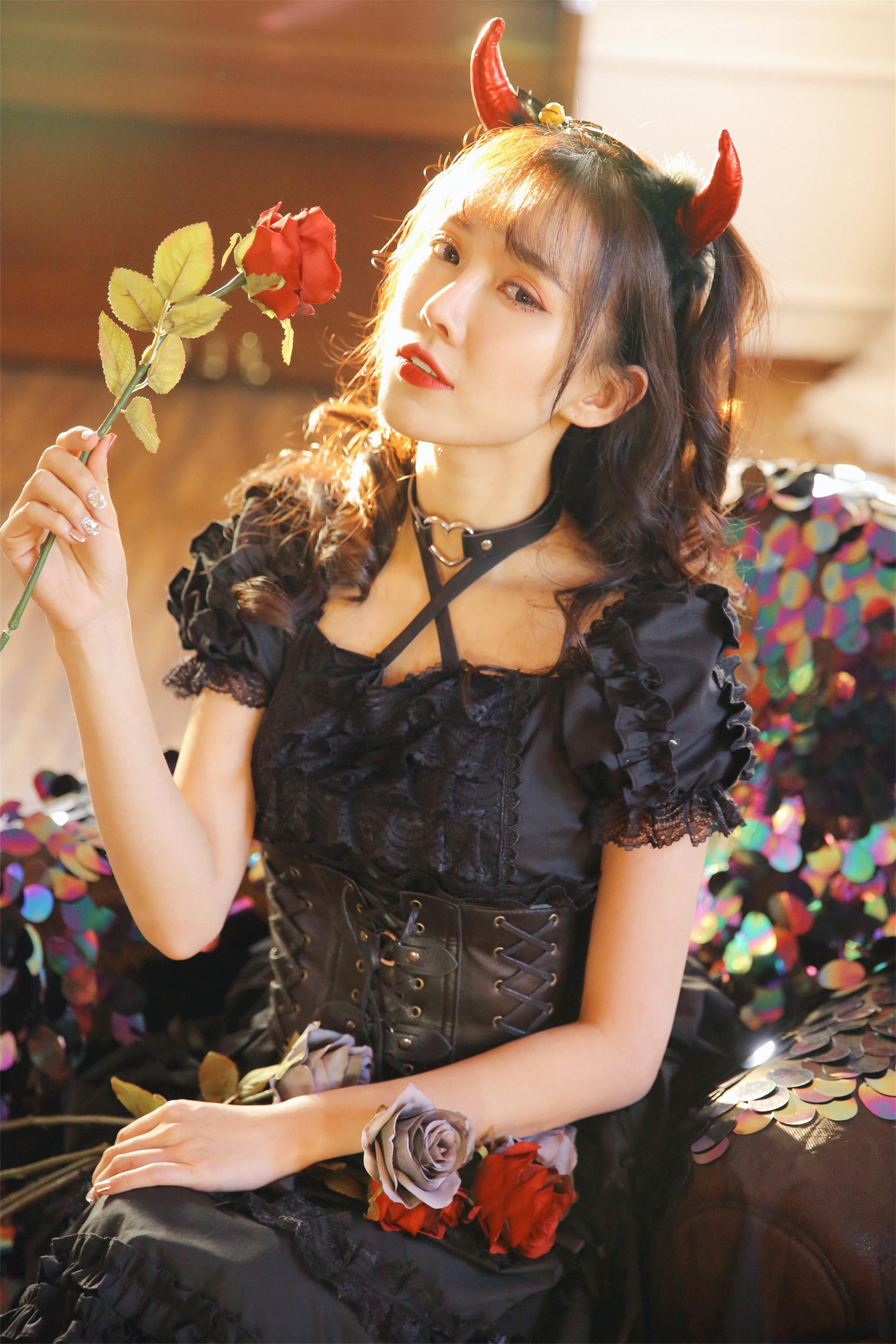 [YALAYI雅拉伊]2022.11.26 性感小妖精 黑色塑身蕾丝连衣裙复古私房写真集第1张