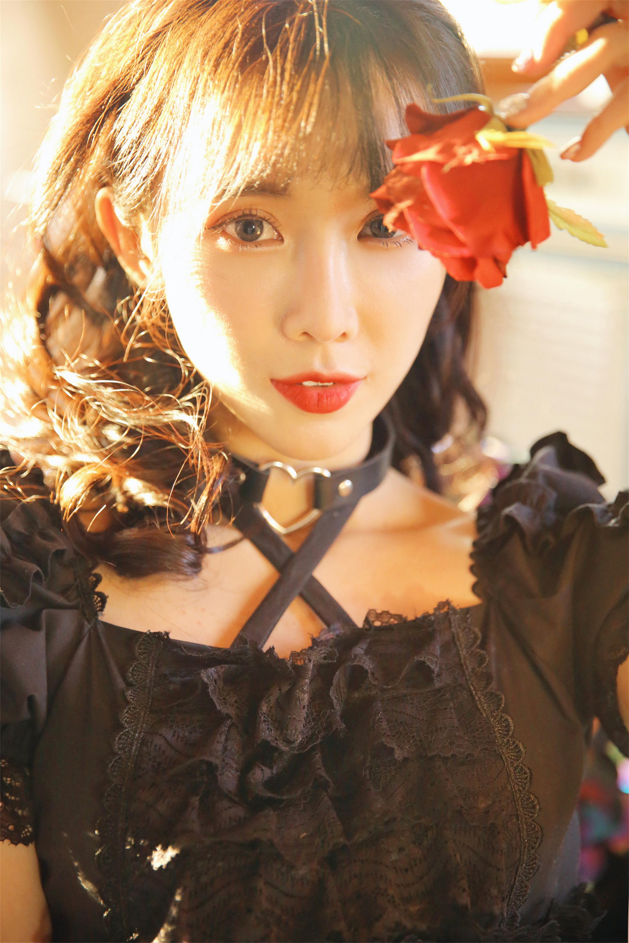 [YALAYI雅拉伊]2022.11.26 性感小妖精 黑色塑身蕾丝连衣裙复古私房写真集第1张