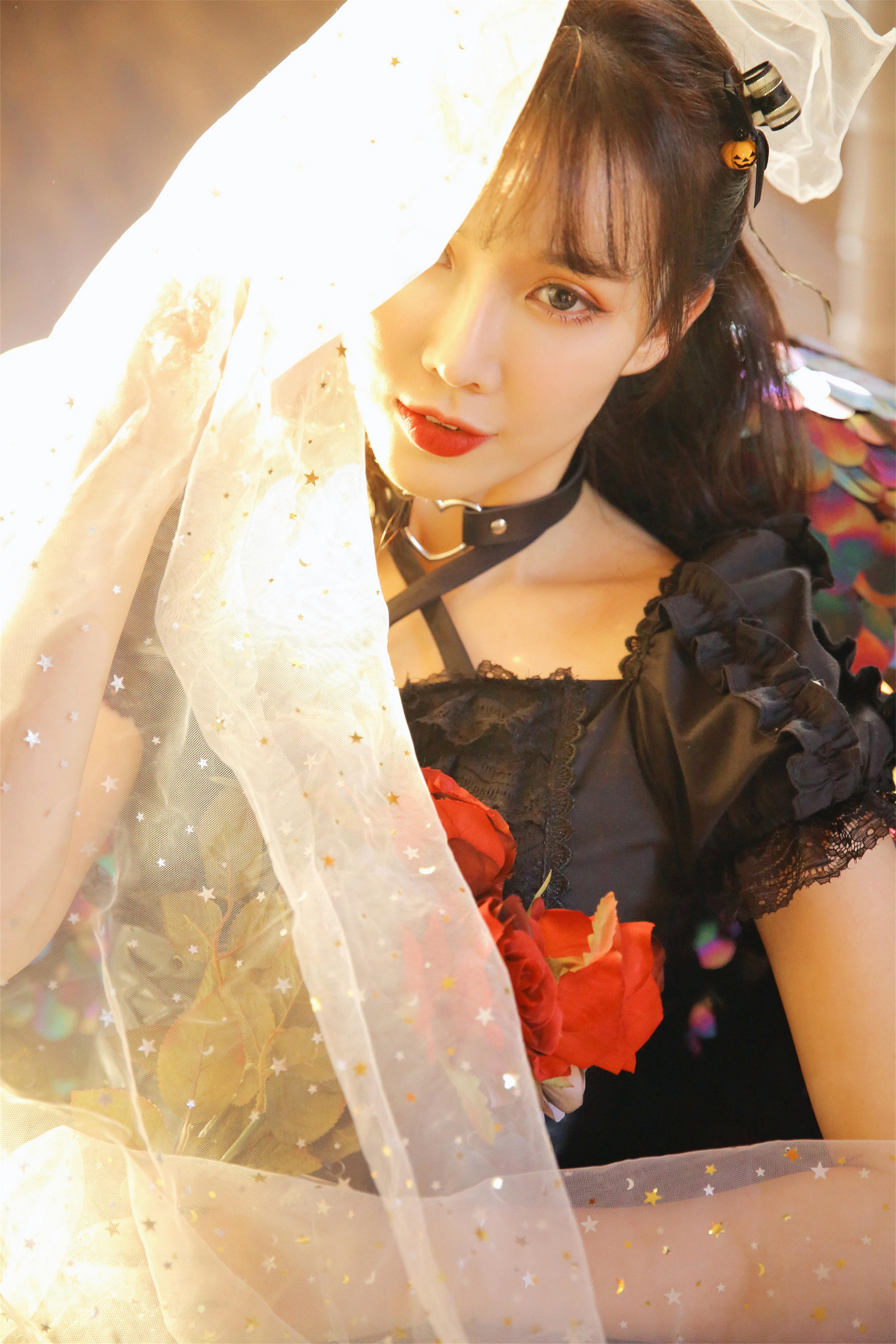 [YALAYI雅拉伊]2022.11.26 性感小妖精 黑色塑身蕾丝连衣裙复古私房写真集第2张