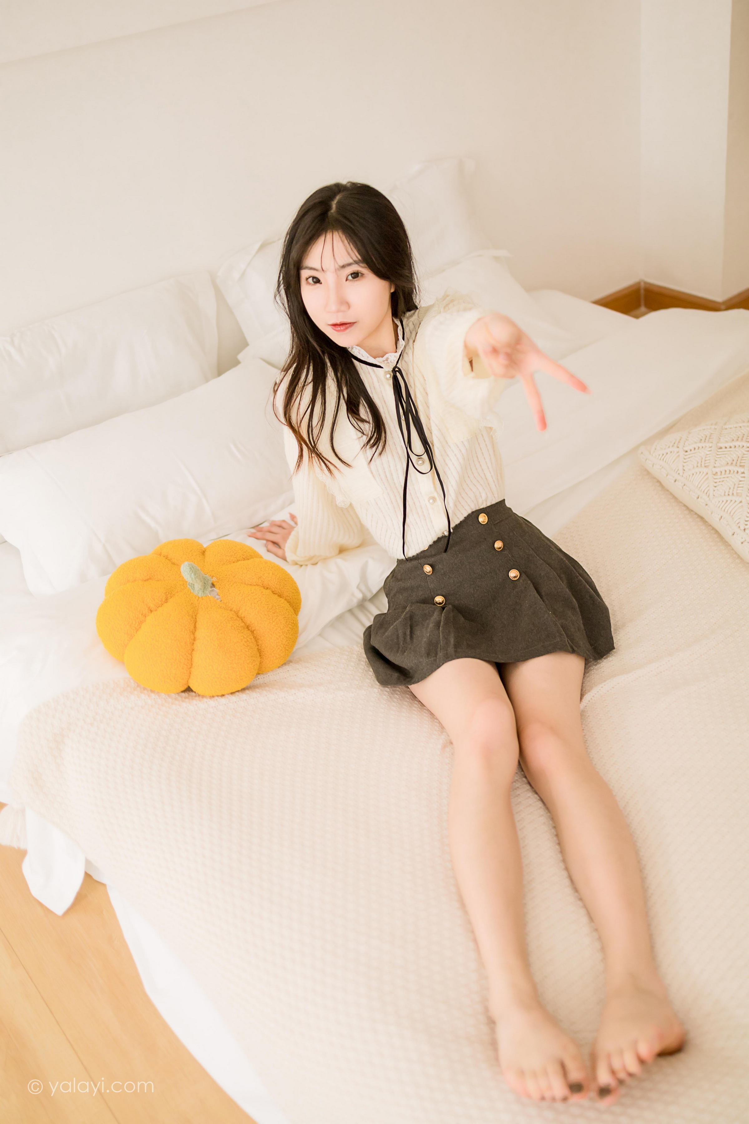 [YALAYI雅拉伊]2022.12.05 大幸福 小乔 白色镂空衬衫加灰色短裙居家清纯写真集第2张