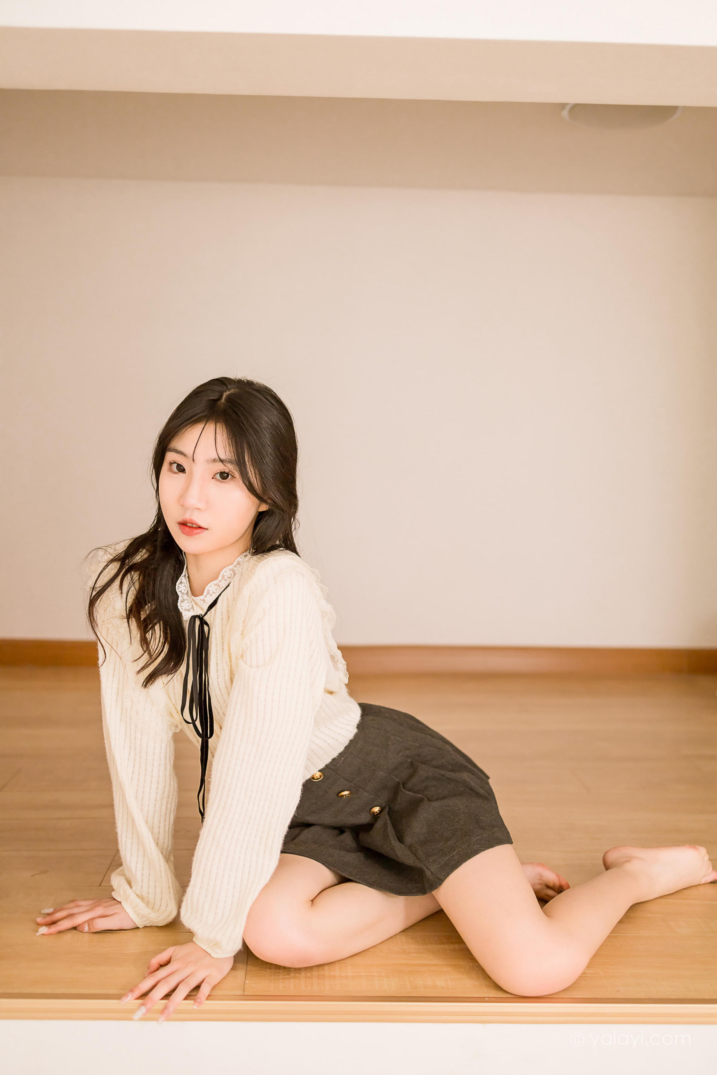 [YALAYI雅拉伊]2022.12.05 大幸福 小乔 白色镂空衬衫加灰色短裙居家清纯写真集第9张