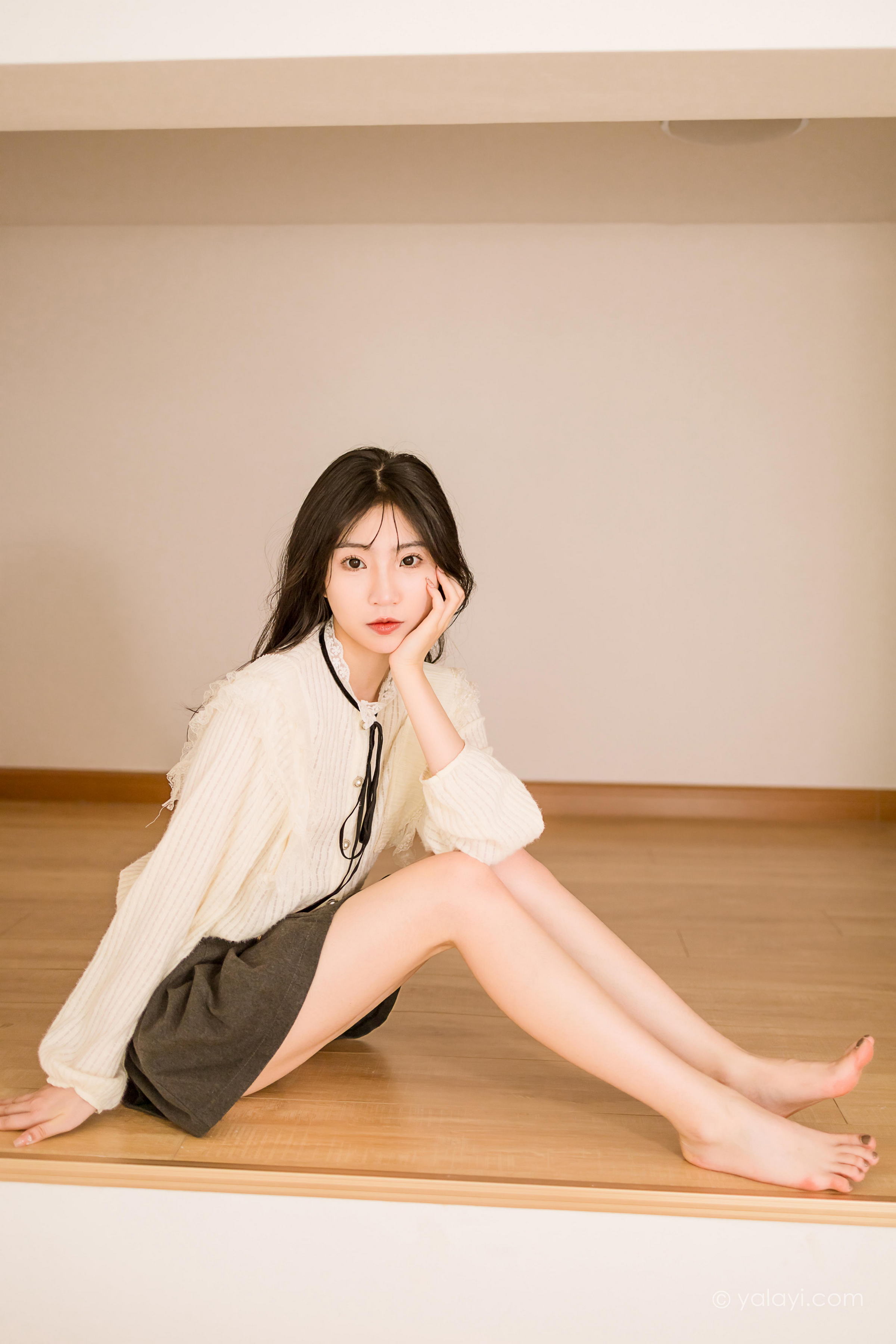 [YALAYI雅拉伊]2022.12.05 大幸福 小乔 白色镂空衬衫加灰色短裙居家清纯写真集第10张