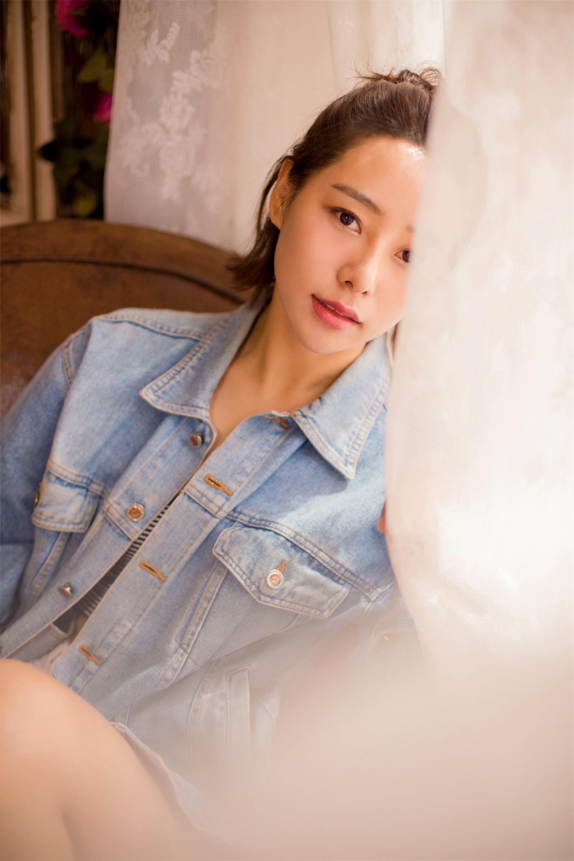 [YALAYI雅拉伊]2022.12.08 不负遇见 小乔 牛仔外套与吊带小背心加白色短裤性感私房写真集第6张