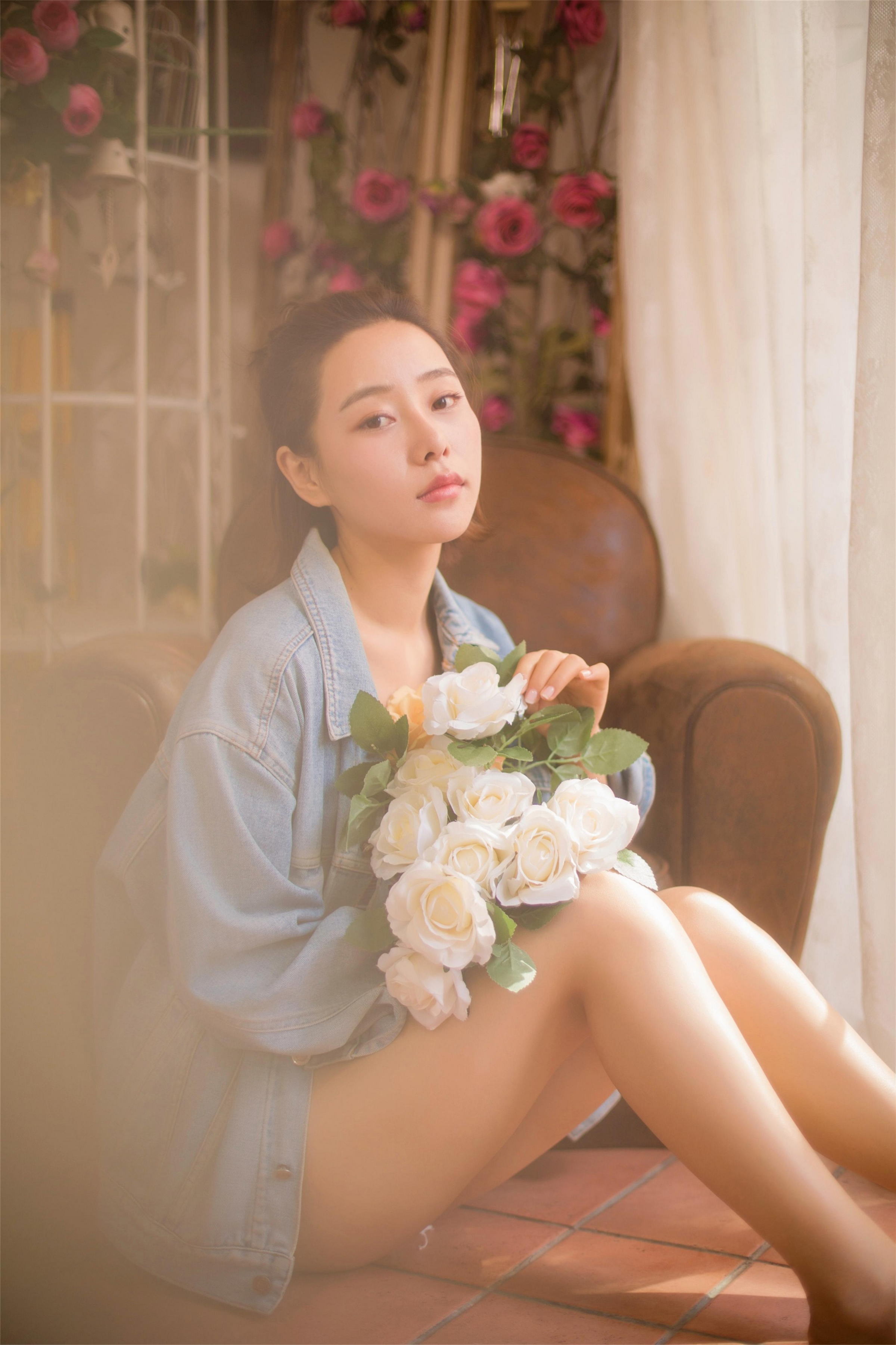 [YALAYI雅拉伊]2022.12.08 不负遇见 小乔 牛仔外套与吊带小背心加白色短裤性感私房写真集第10张