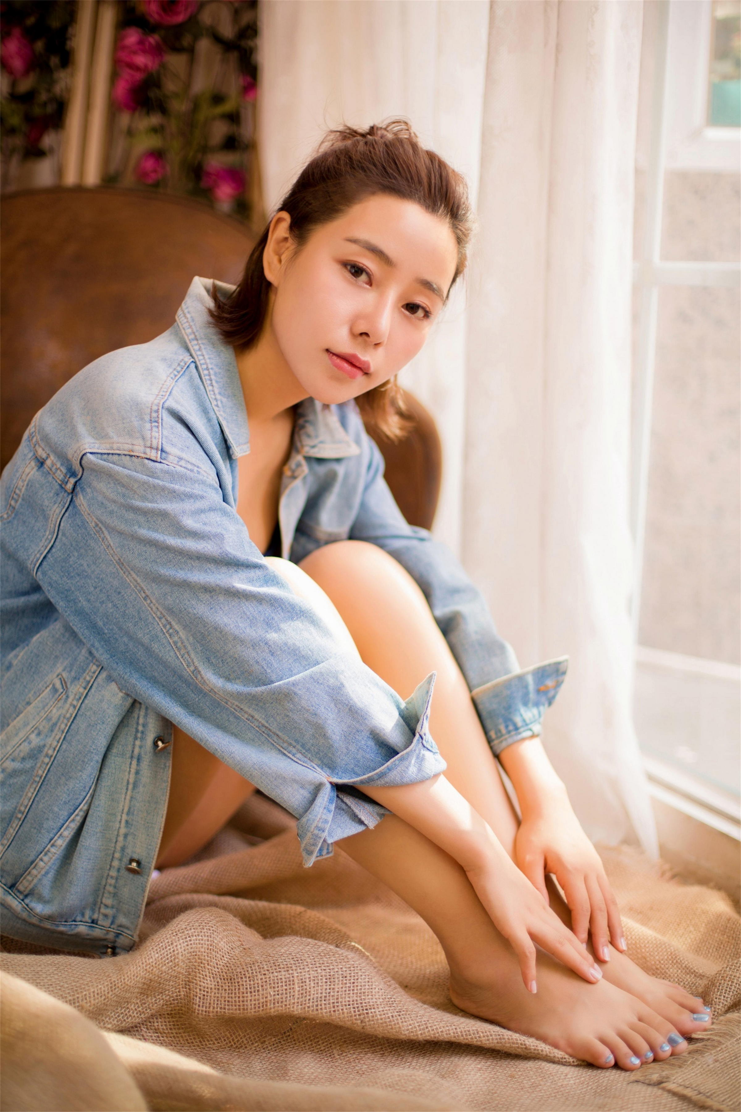 [YALAYI雅拉伊]2022.12.08 不负遇见 小乔 牛仔外套与吊带小背心加白色短裤性感私房写真集第12张