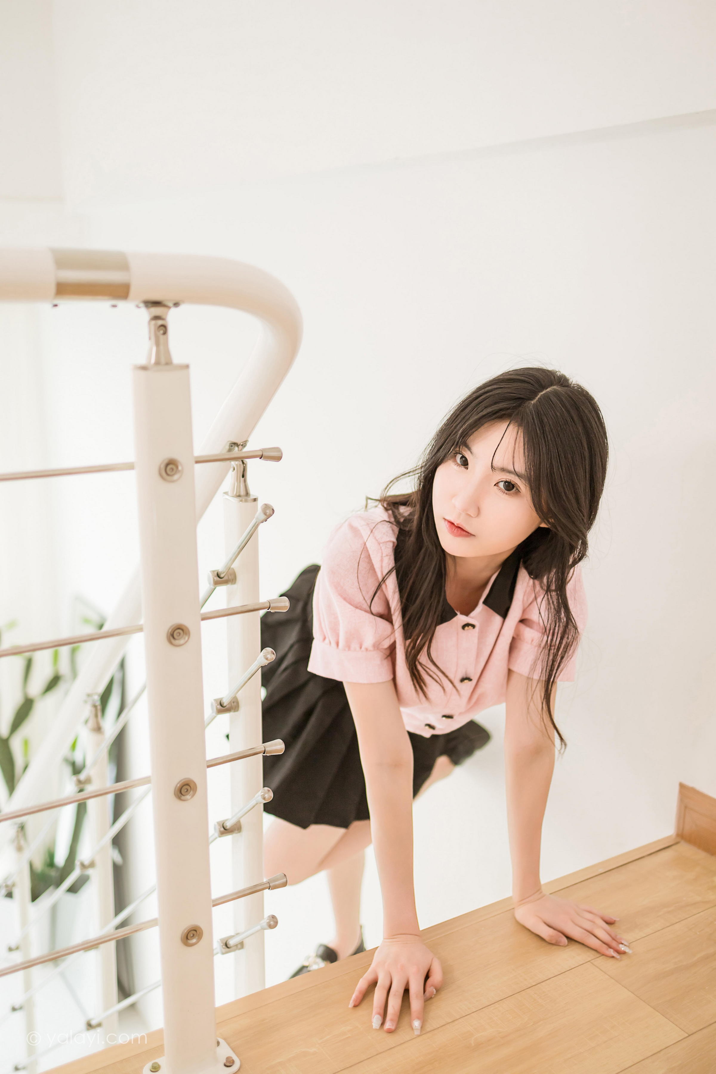 [YALAYI雅拉伊]2022.12.16 牛奶糖 小乔 粉色露腰小外套加黑色百褶短裙清纯写真集第15张