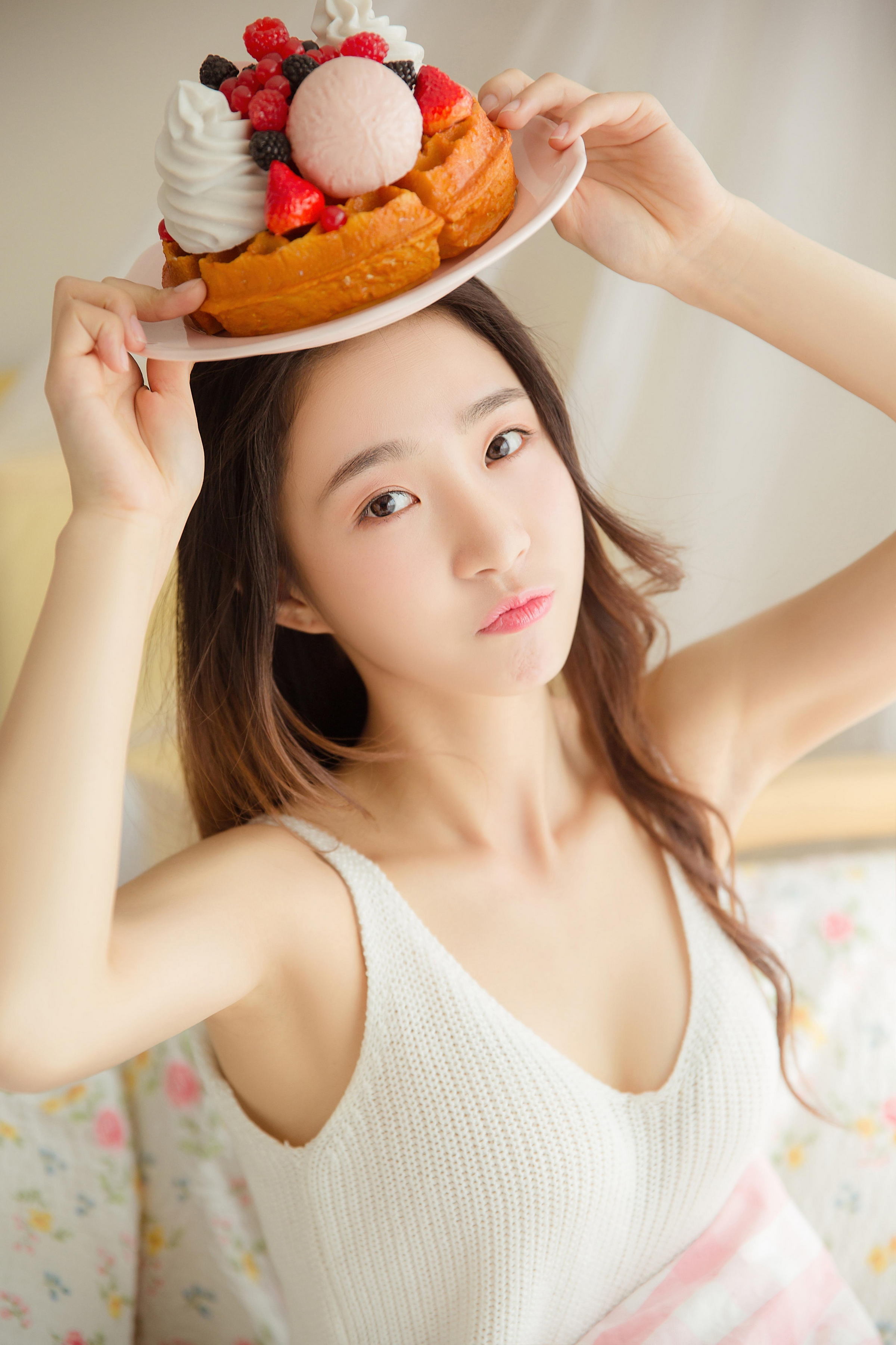 [YALAYI雅拉伊]2022.12.26 如影相随 清纯少女 灰色高中女生制服与白色小背心加安全短裤私房写真集第4张