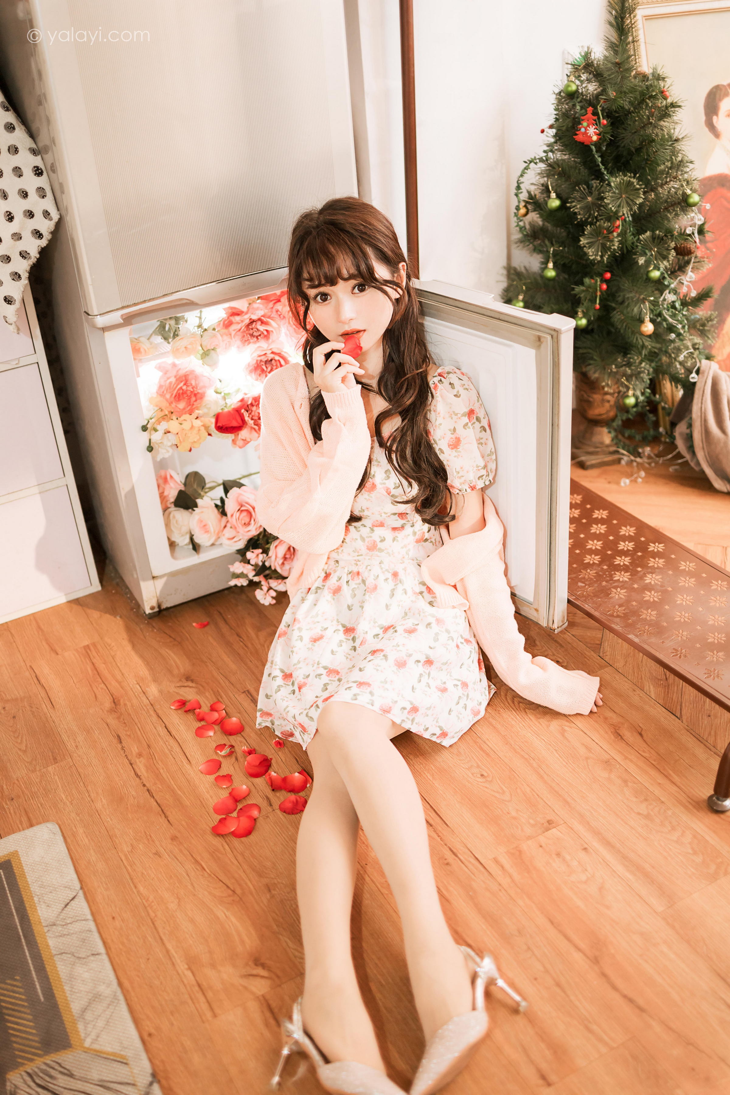 [YALAYI雅拉伊]2022.12.30 第一眼就喜欢上你 小亭 白色围裙加粉色碎花连衣裙居家清纯写真集第14张