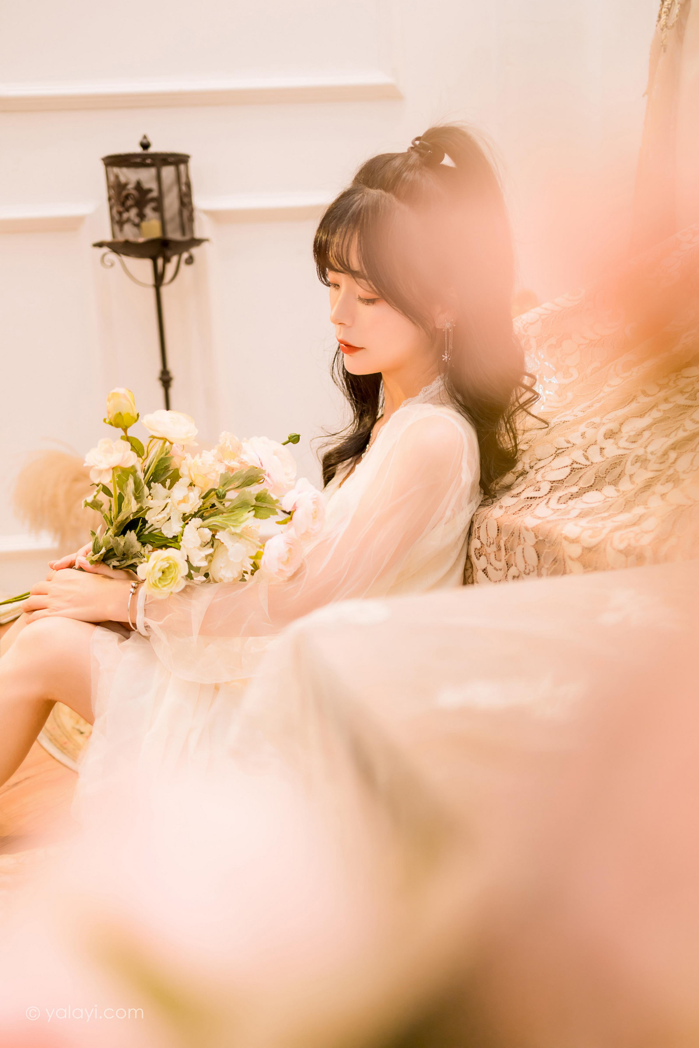 [YALAYI雅拉伊]2022.12.30 梦蝶 程小蝶 白色透视披肩加吊带蕾丝连衣裙清纯写真集第4张