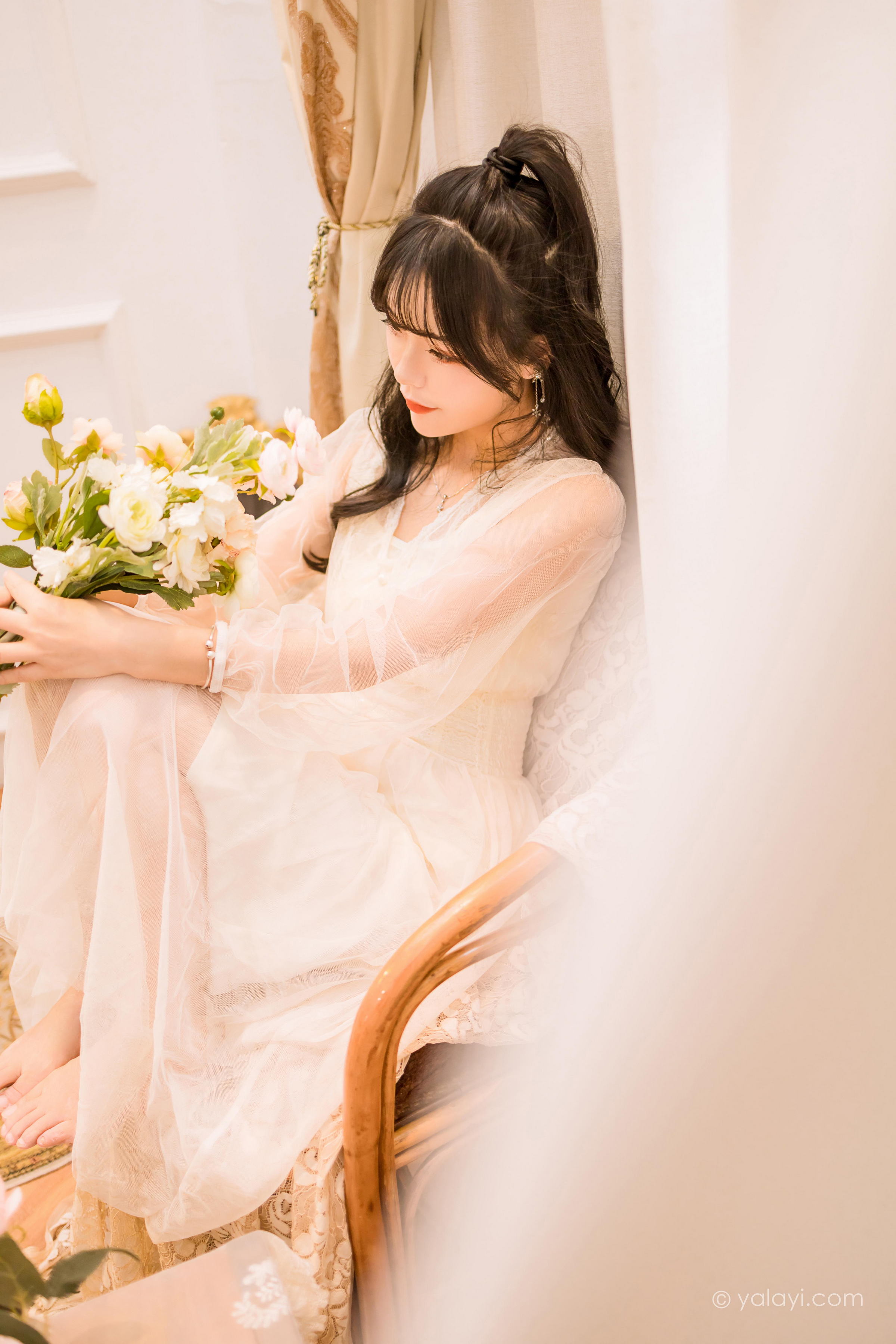 [YALAYI雅拉伊]2022.12.30 梦蝶 程小蝶 白色透视披肩加吊带蕾丝连衣裙清纯写真集第6张