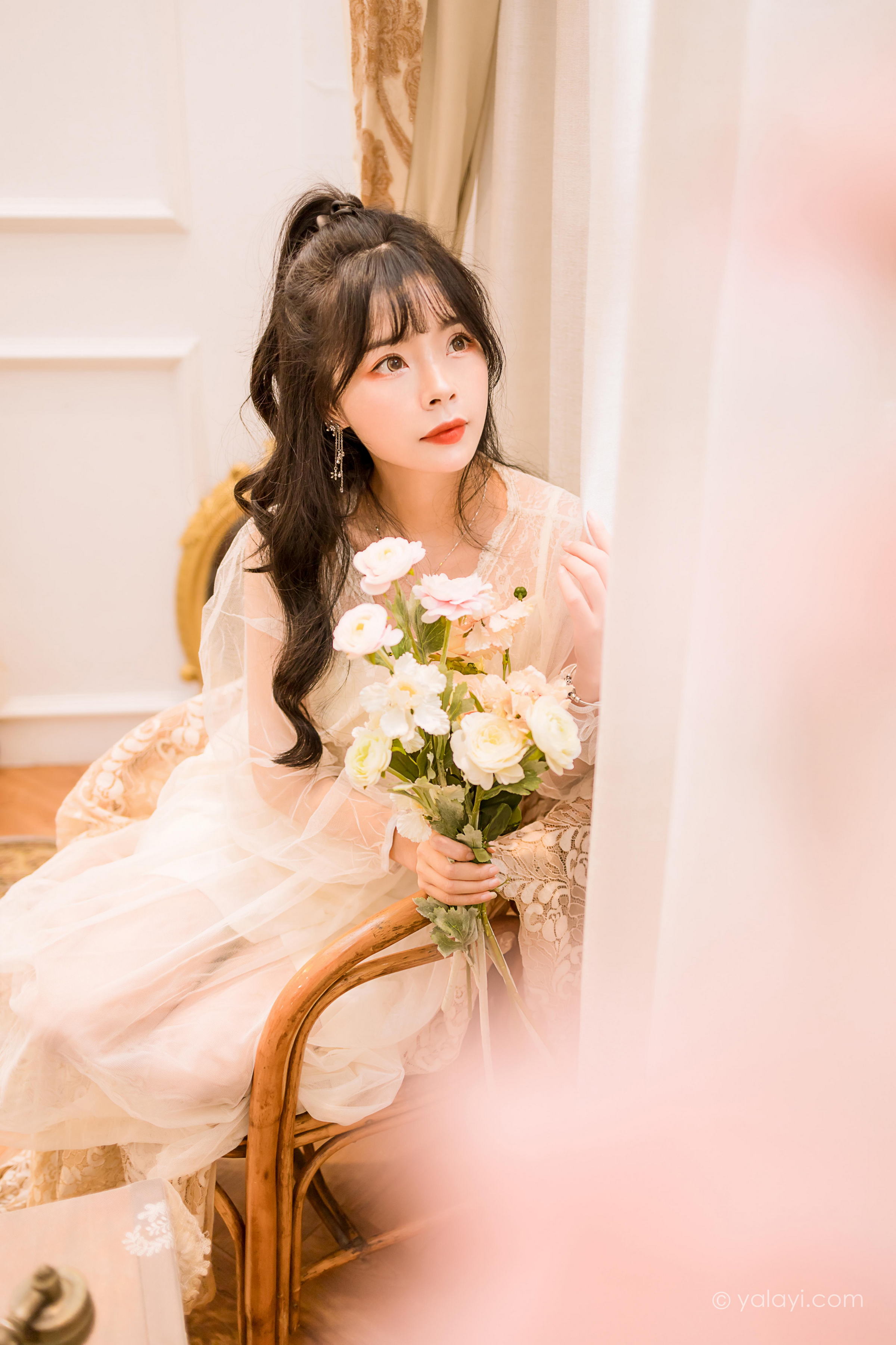 [YALAYI雅拉伊]2022.12.30 梦蝶 程小蝶 白色透视披肩加吊带蕾丝连衣裙清纯写真集第7张