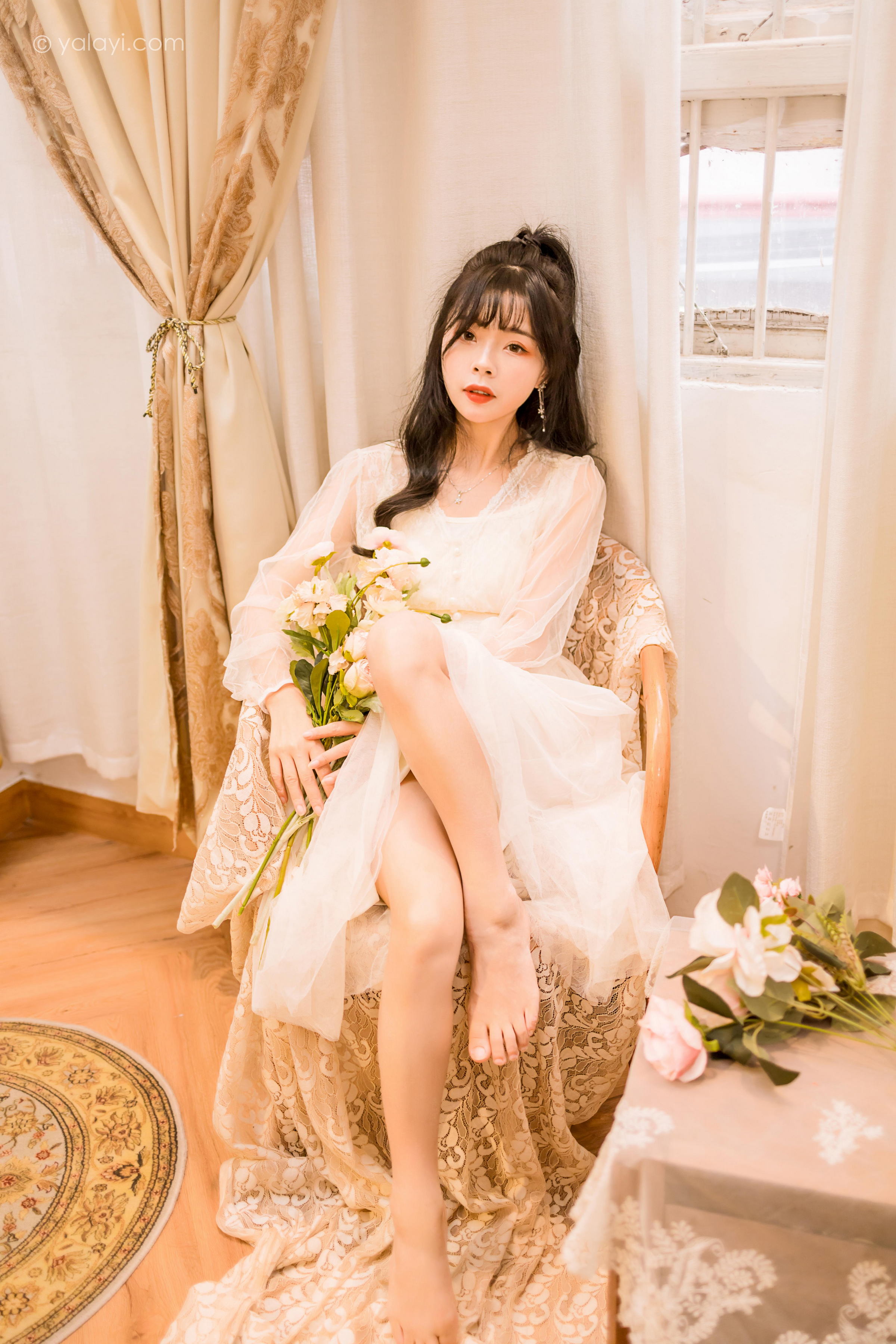 [YALAYI雅拉伊]2022.12.30 梦蝶 程小蝶 白色透视披肩加吊带蕾丝连衣裙清纯写真集第6张