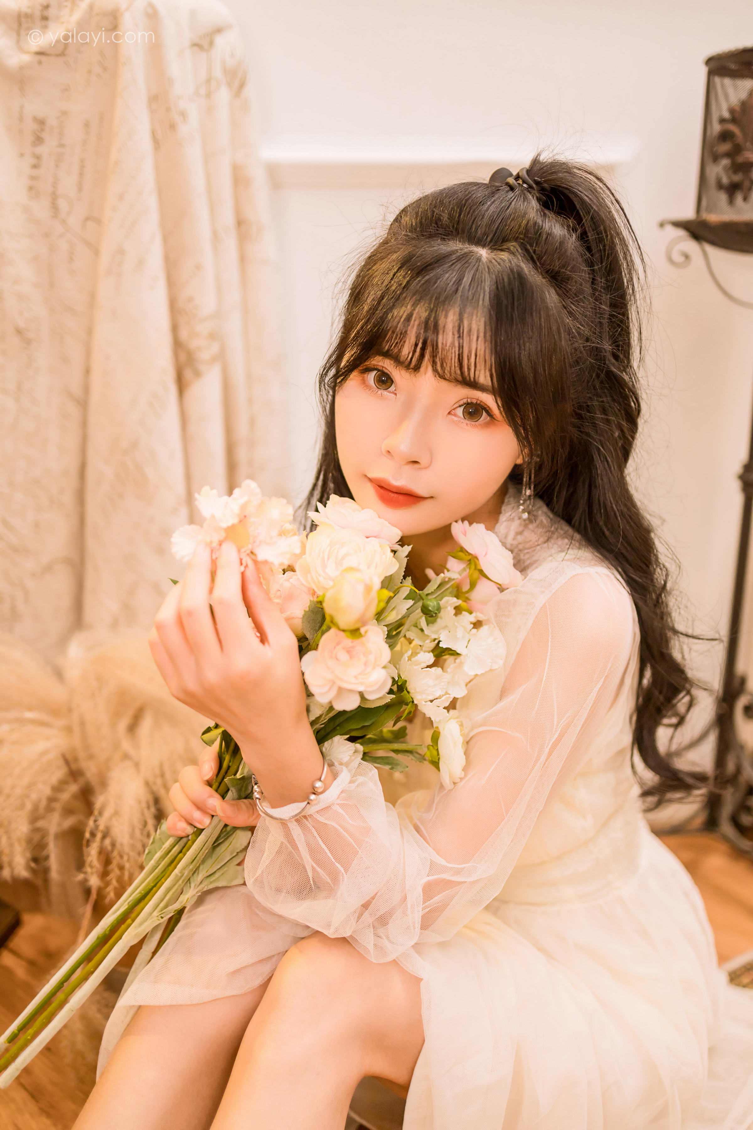 [YALAYI雅拉伊]2022.12.30 梦蝶 程小蝶 白色透视披肩加吊带蕾丝连衣裙清纯写真集第11张