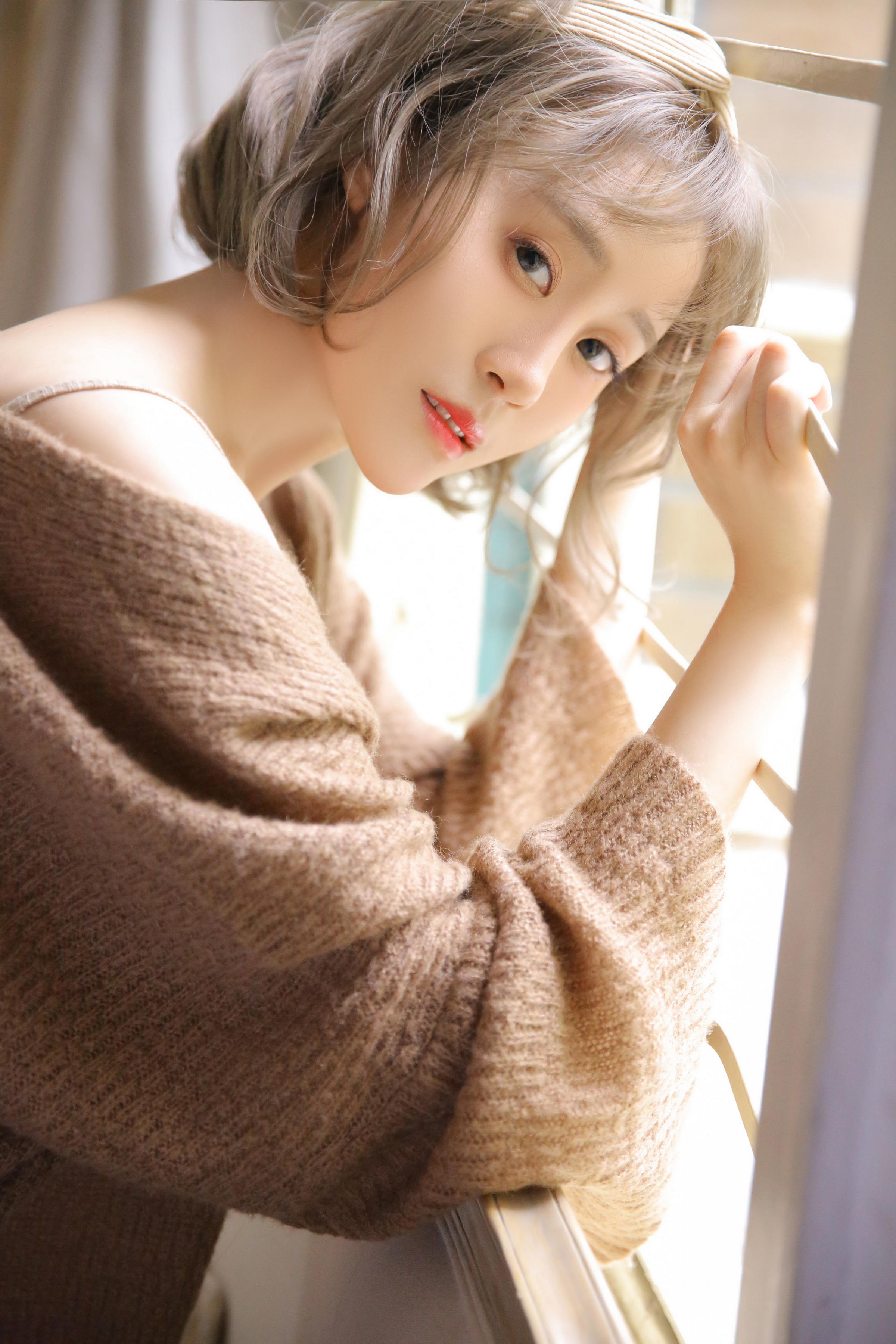 [YALAYI雅拉伊]2022.12.30 千里之外 新婚少妇 棕色披肩加米色吊带连衣裙居家清纯写真集第3张