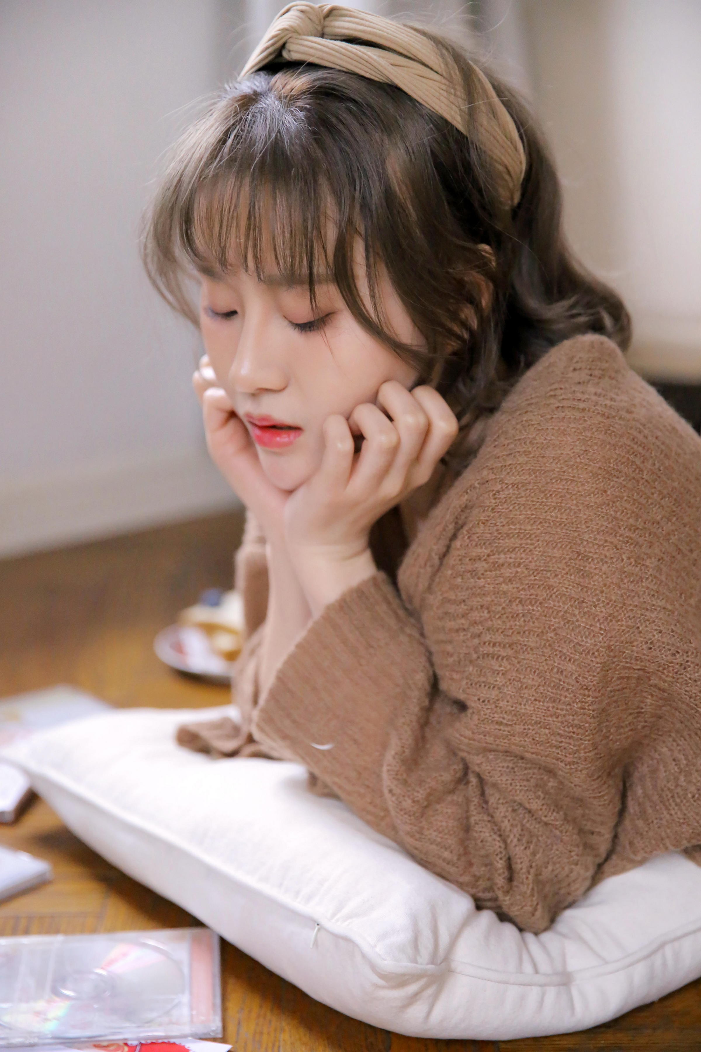 [YALAYI雅拉伊]2022.12.30 千里之外 新婚少妇 棕色披肩加米色吊带连衣裙居家清纯写真集第9张