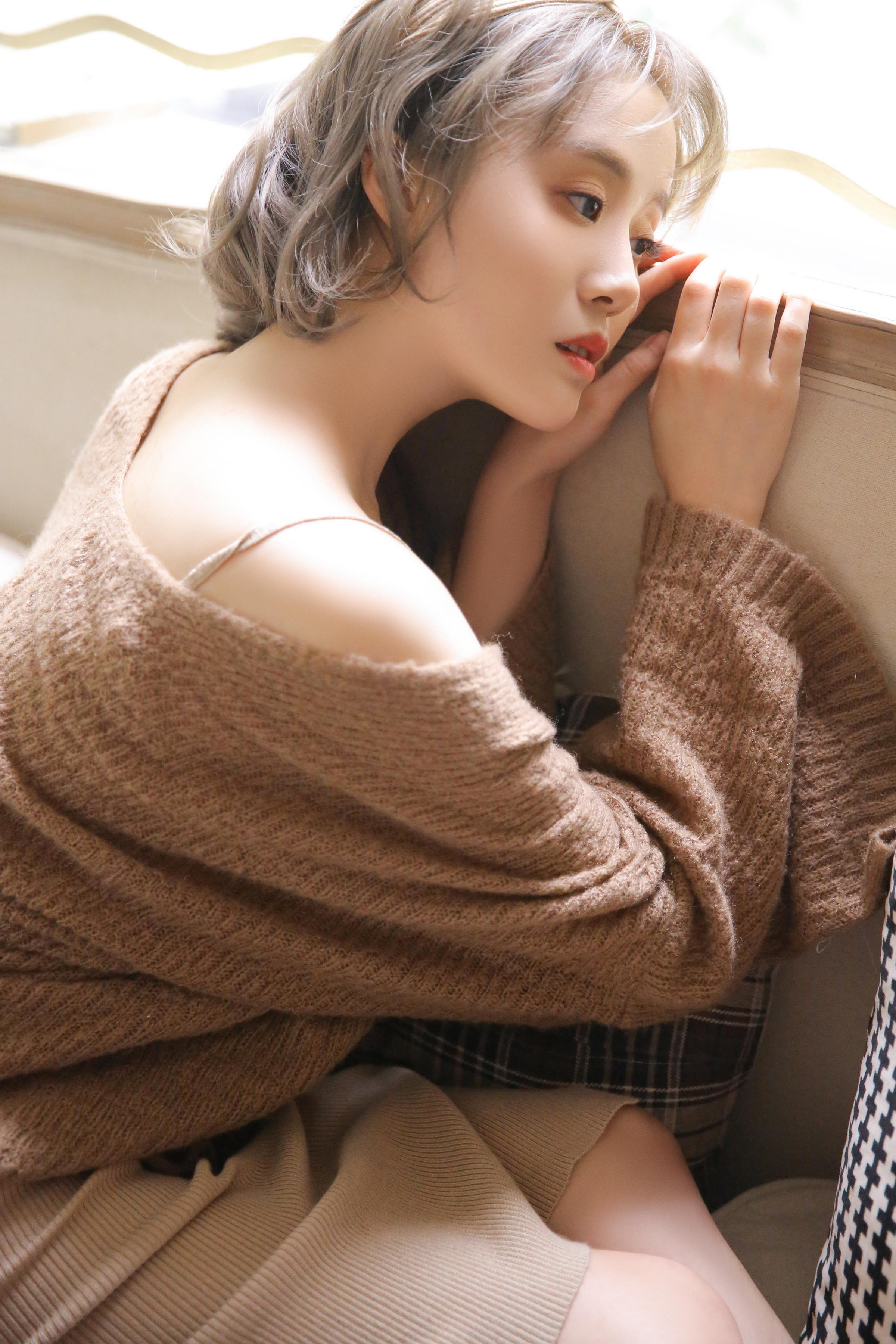 [YALAYI雅拉伊]2022.12.30 千里之外 新婚少妇 棕色披肩加米色吊带连衣裙居家清纯写真集第10张