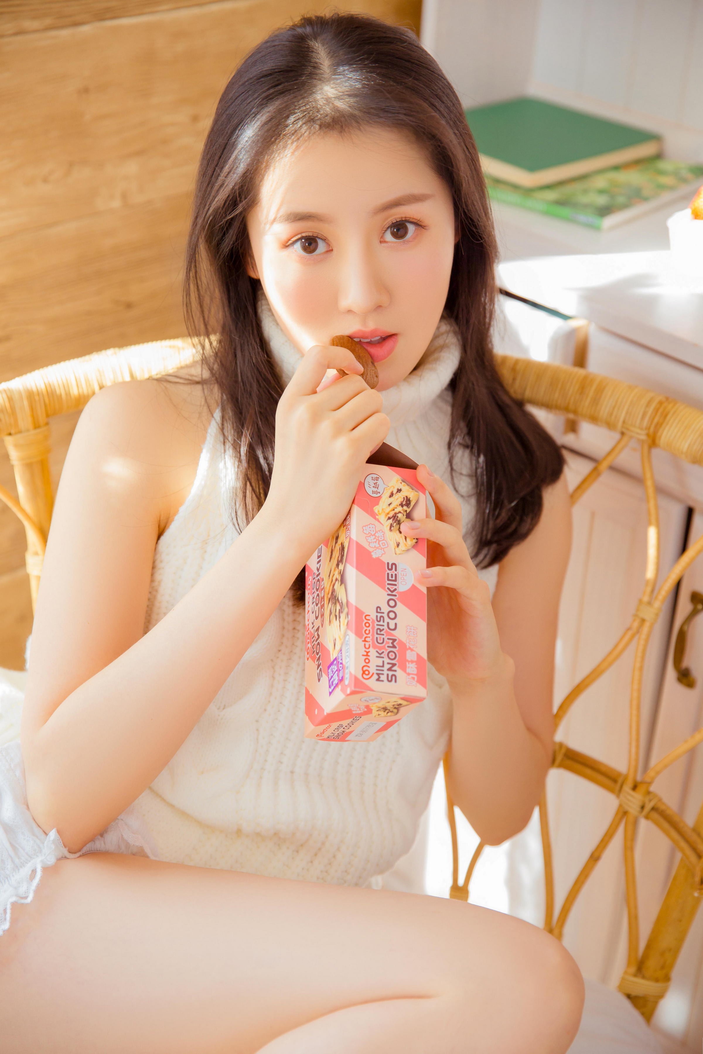 [YALAYI雅拉伊]2022.12.30 柔软的时光 居家少女 白色镂空上衣加透视安全短裤清纯写真集第9张