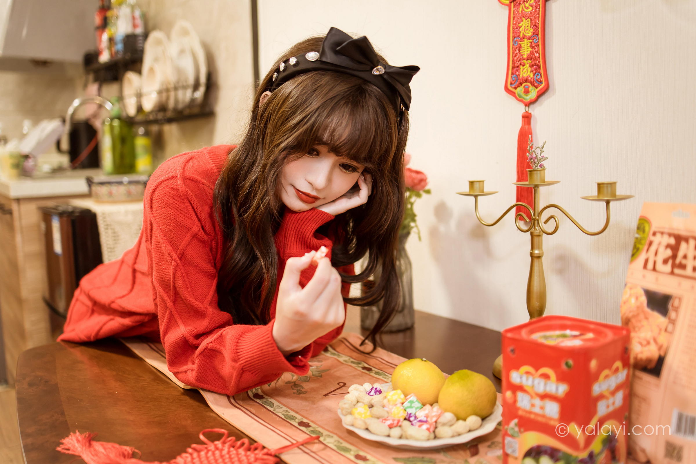 [YALAYI雅拉伊]2023.01.19 穿上你送的红毛衣 小亭 黑丝美腿居家性感写真集第2张