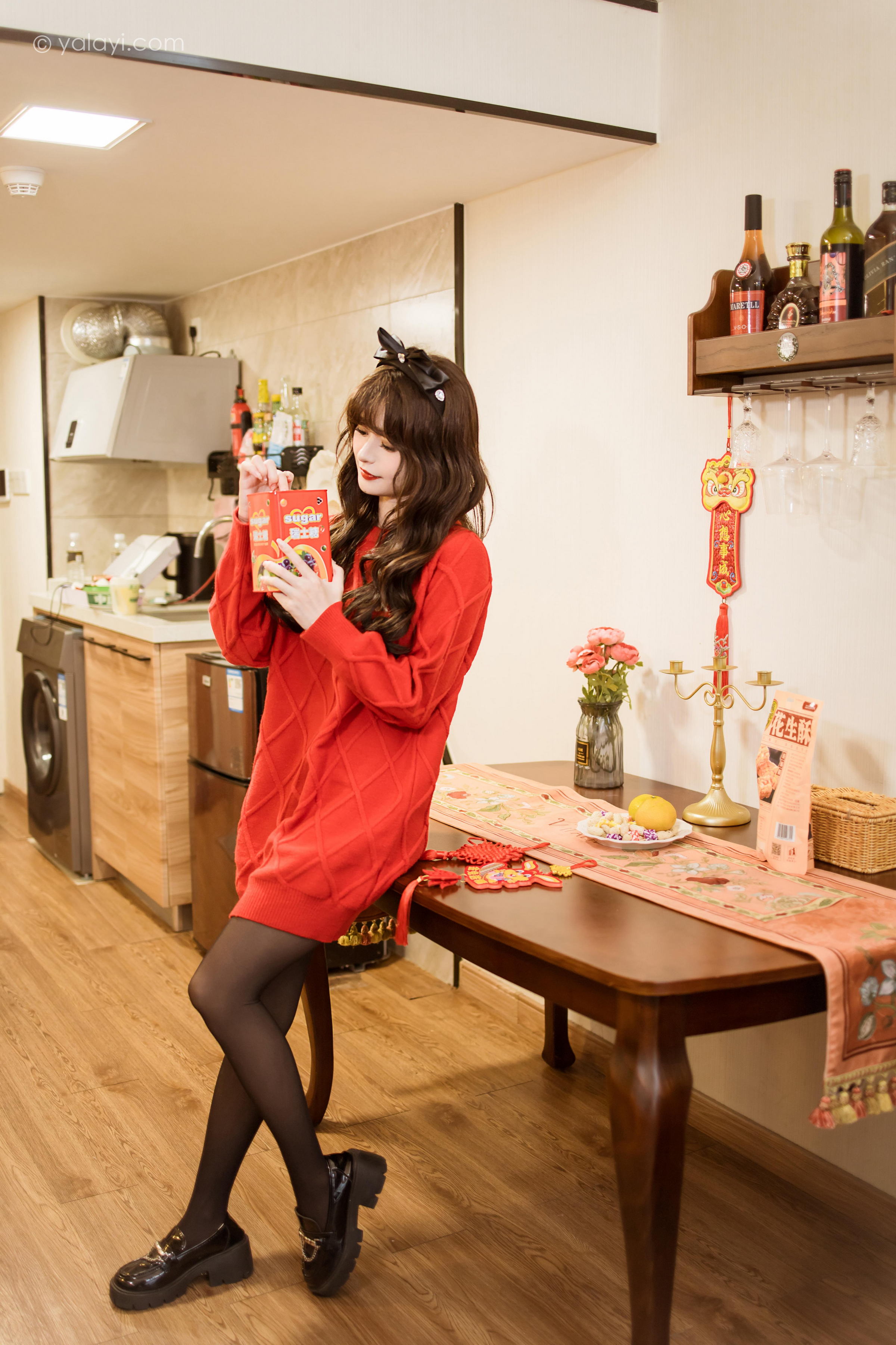 [YALAYI雅拉伊]2023.01.19 穿上你送的红毛衣 小亭 黑丝美腿居家性感写真集第5张