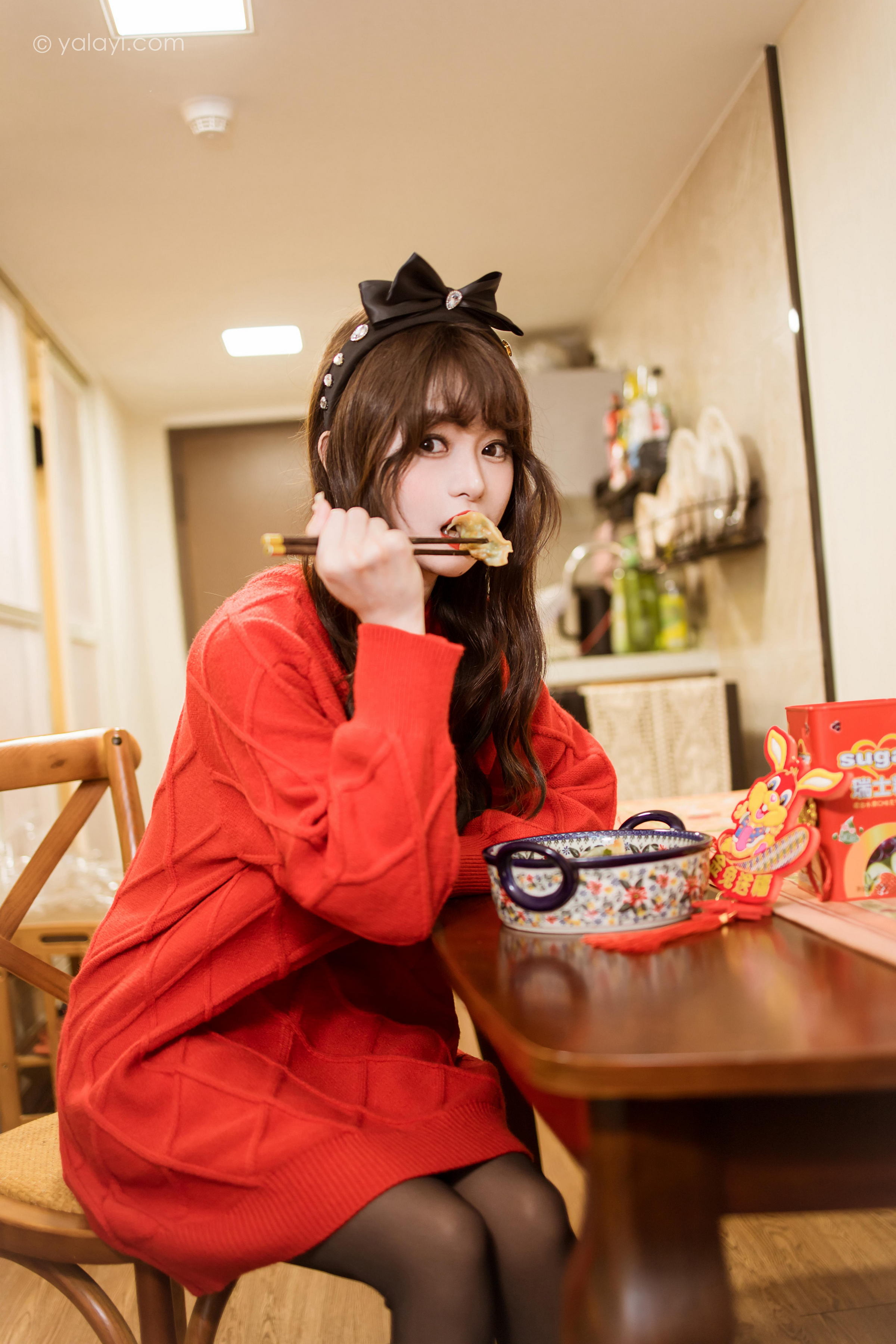 [YALAYI雅拉伊]2023.01.19 穿上你送的红毛衣 小亭 黑丝美腿居家性感写真集第10张