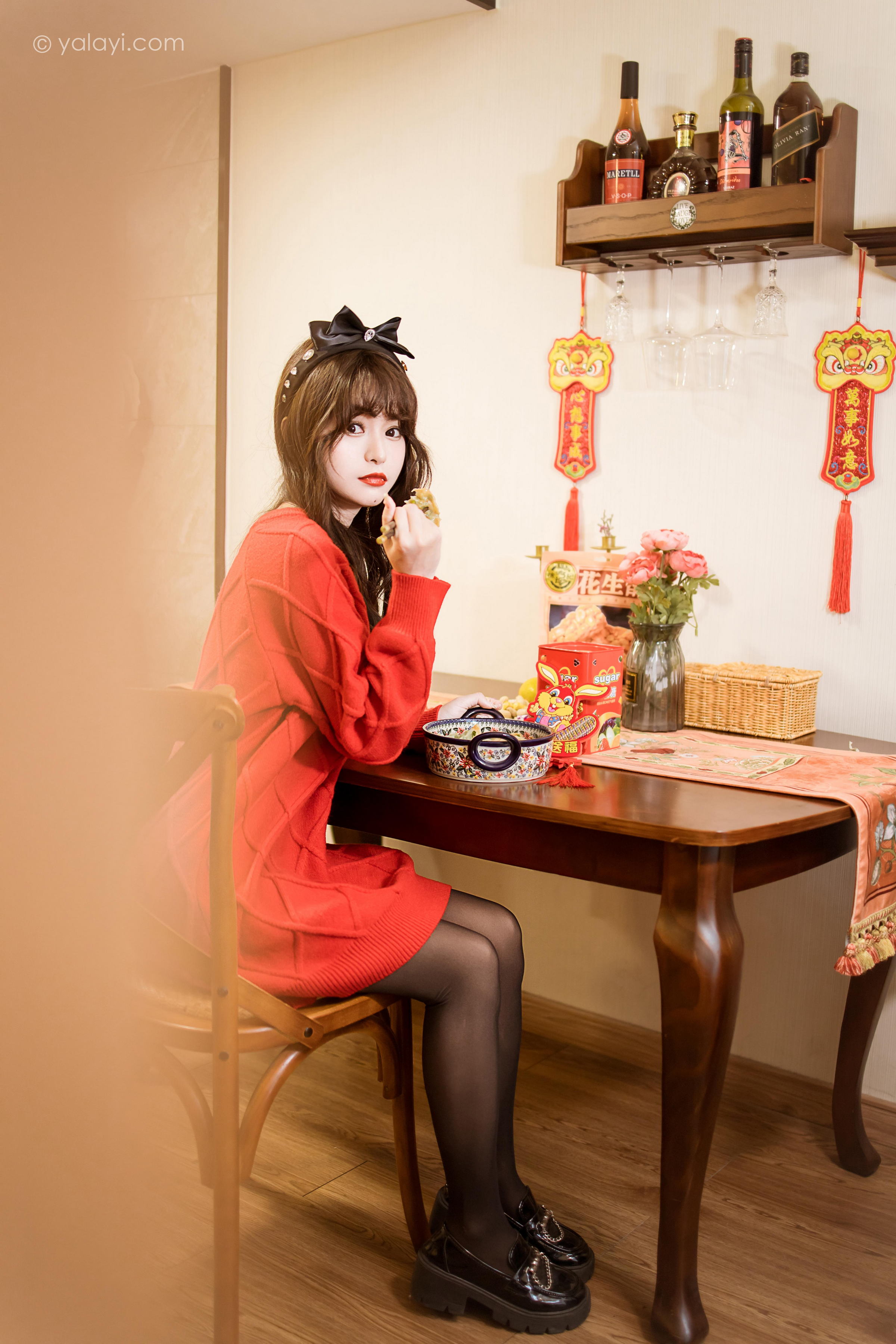 [YALAYI雅拉伊]2023.01.19 穿上你送的红毛衣 小亭 黑丝美腿居家性感写真集第12张