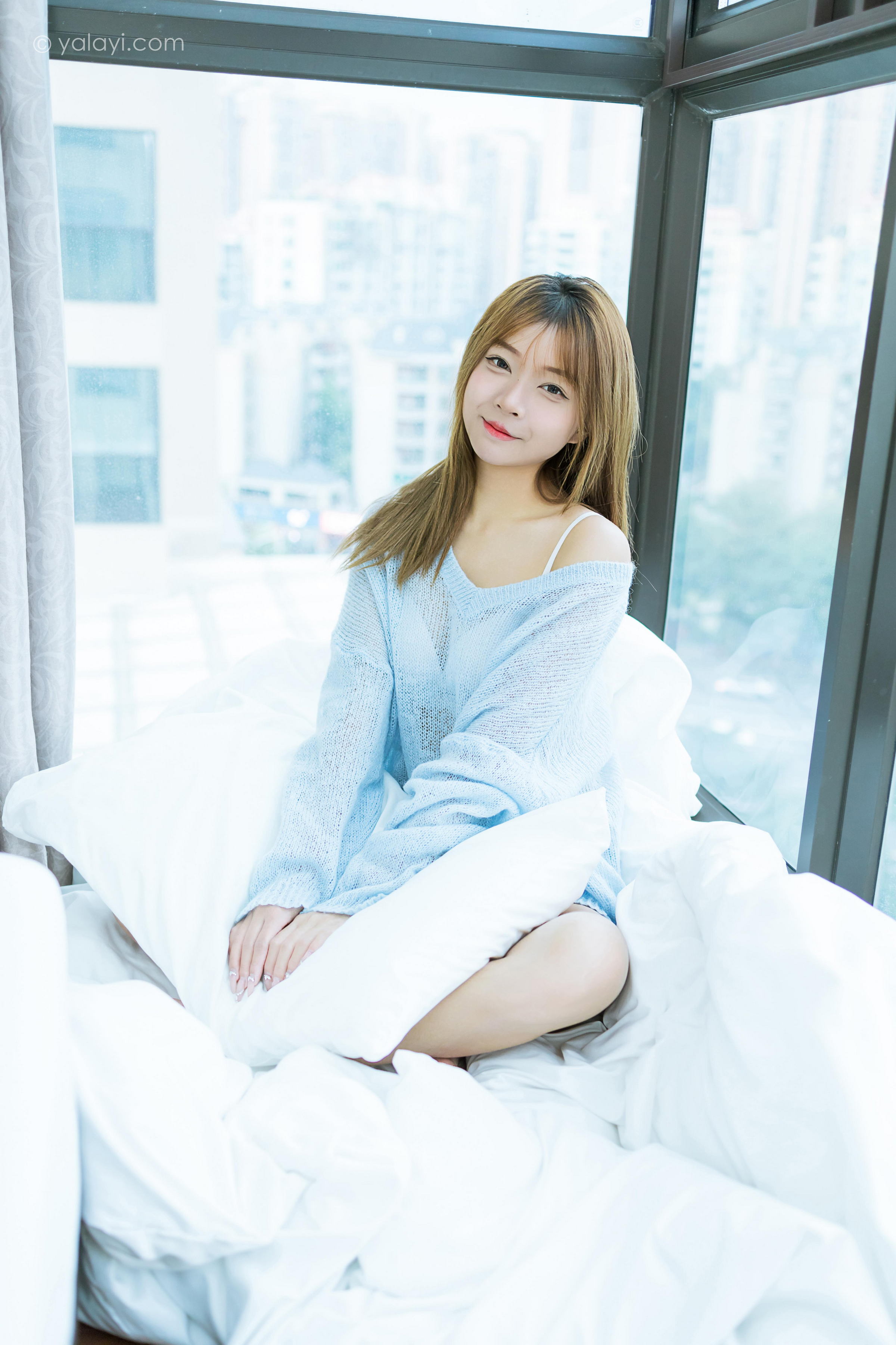 [YALAYI雅拉伊]2023.01.30 家有女友 阿禾 淡蓝色镂空毛衣加白色内衣性感写真集第1张