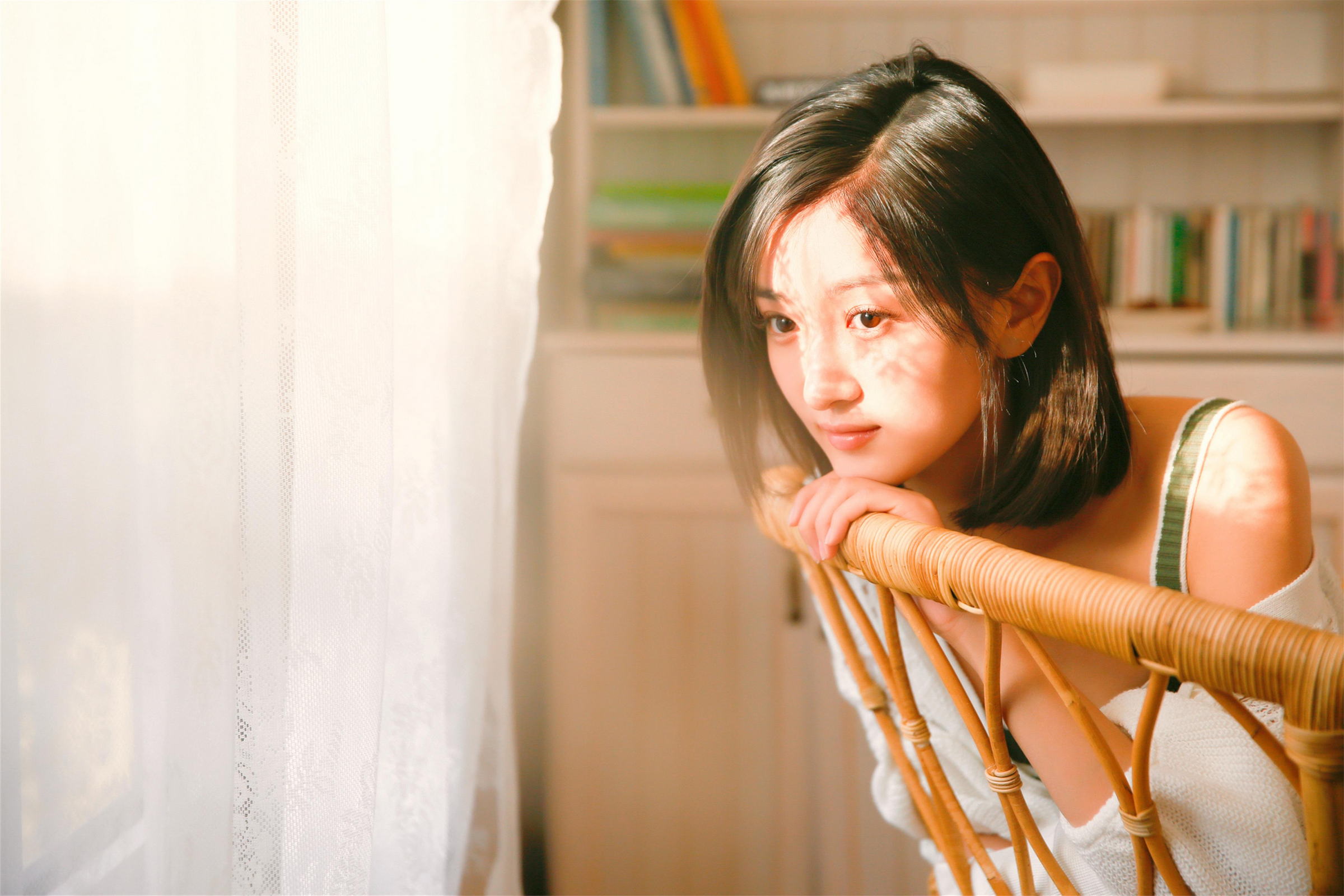 [YALAYI雅拉伊]2023.02.01 像第一次遇见你 清纯甜美小女友 白色镂空披肩与短裤加性感小背心私房写真集第4张