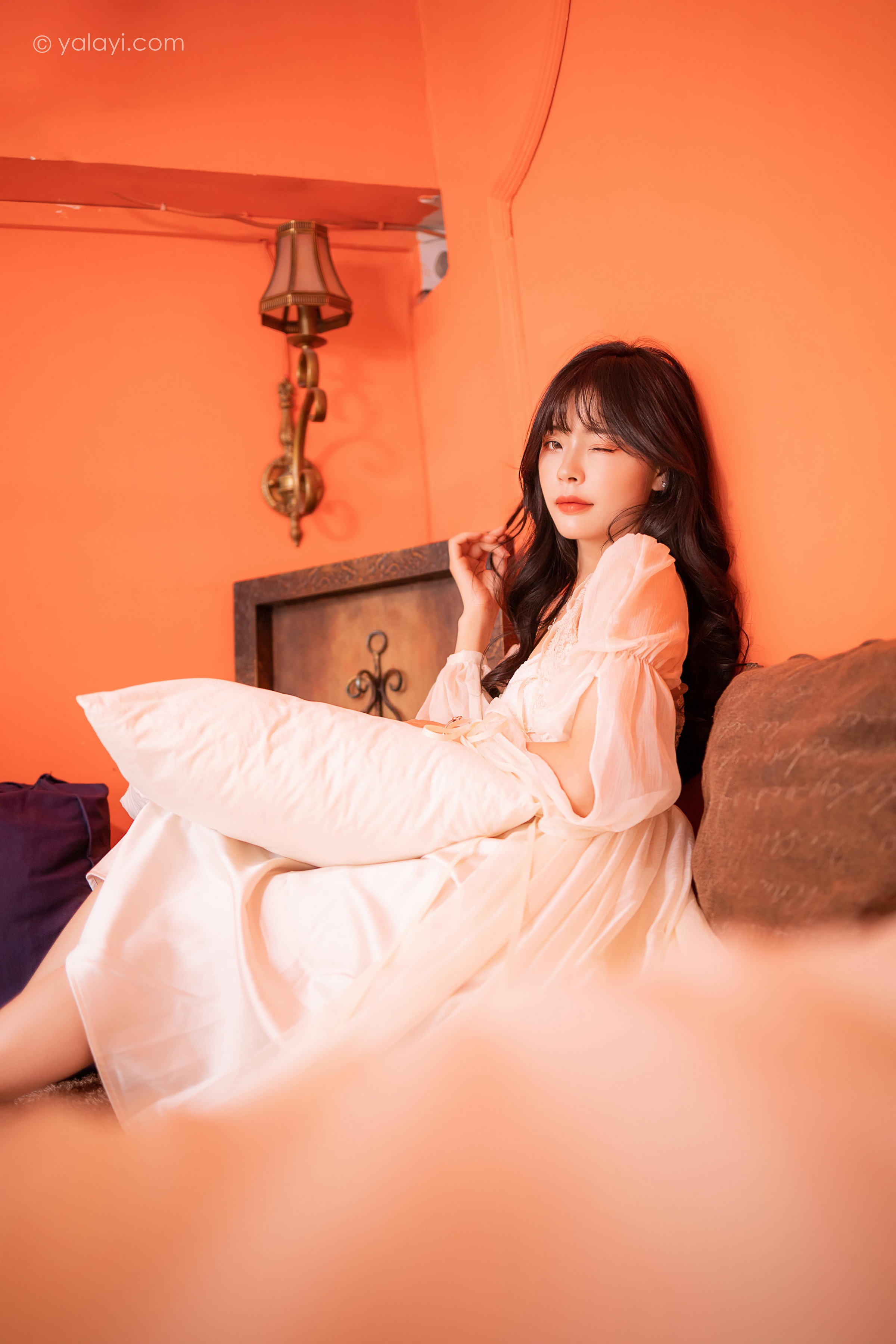 [YALAYI雅拉伊]2023.02.04 香浓的诱惑 程小蝶 白色透视披肩裙加蕾丝抹胸连衣裙性感写真集第4张
