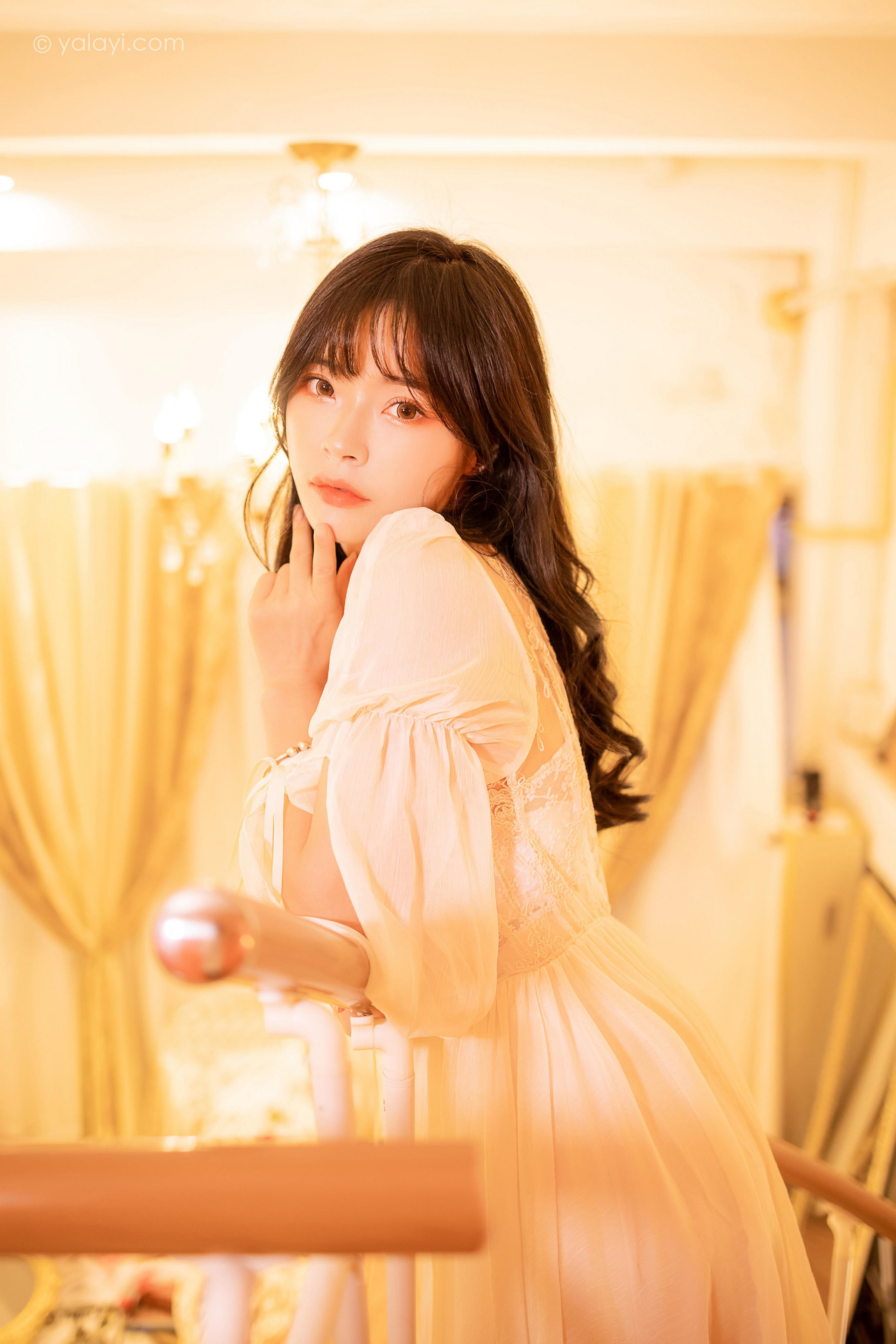 [YALAYI雅拉伊]2023.02.04 香浓的诱惑 程小蝶 白色透视披肩裙加蕾丝抹胸连衣裙性感写真集第10张
