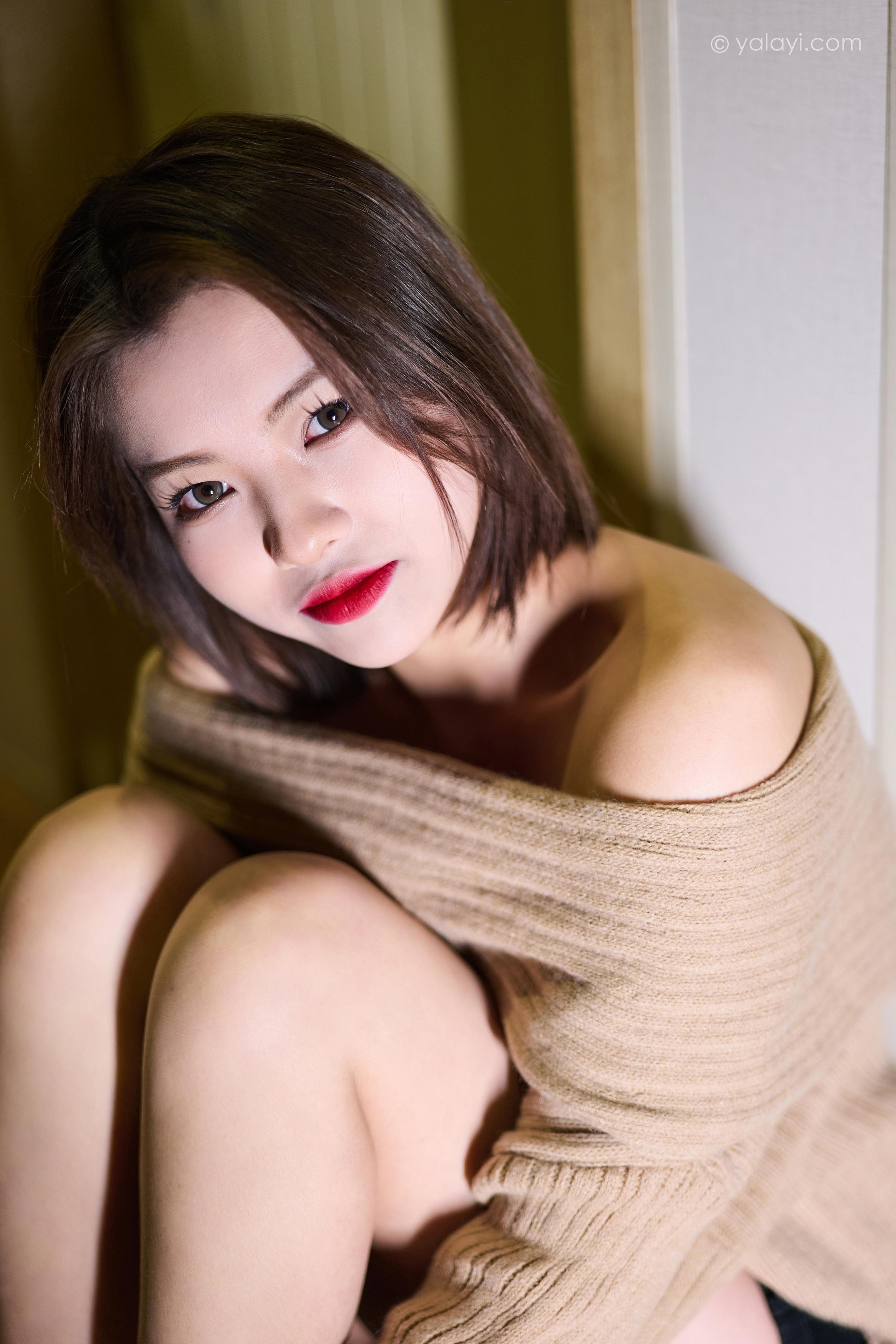 [YALAYI雅拉伊]2023.02.06 曼妙的身姿 悦儿 米色抹胸裙加黑色短裤性感私房写真集第6张