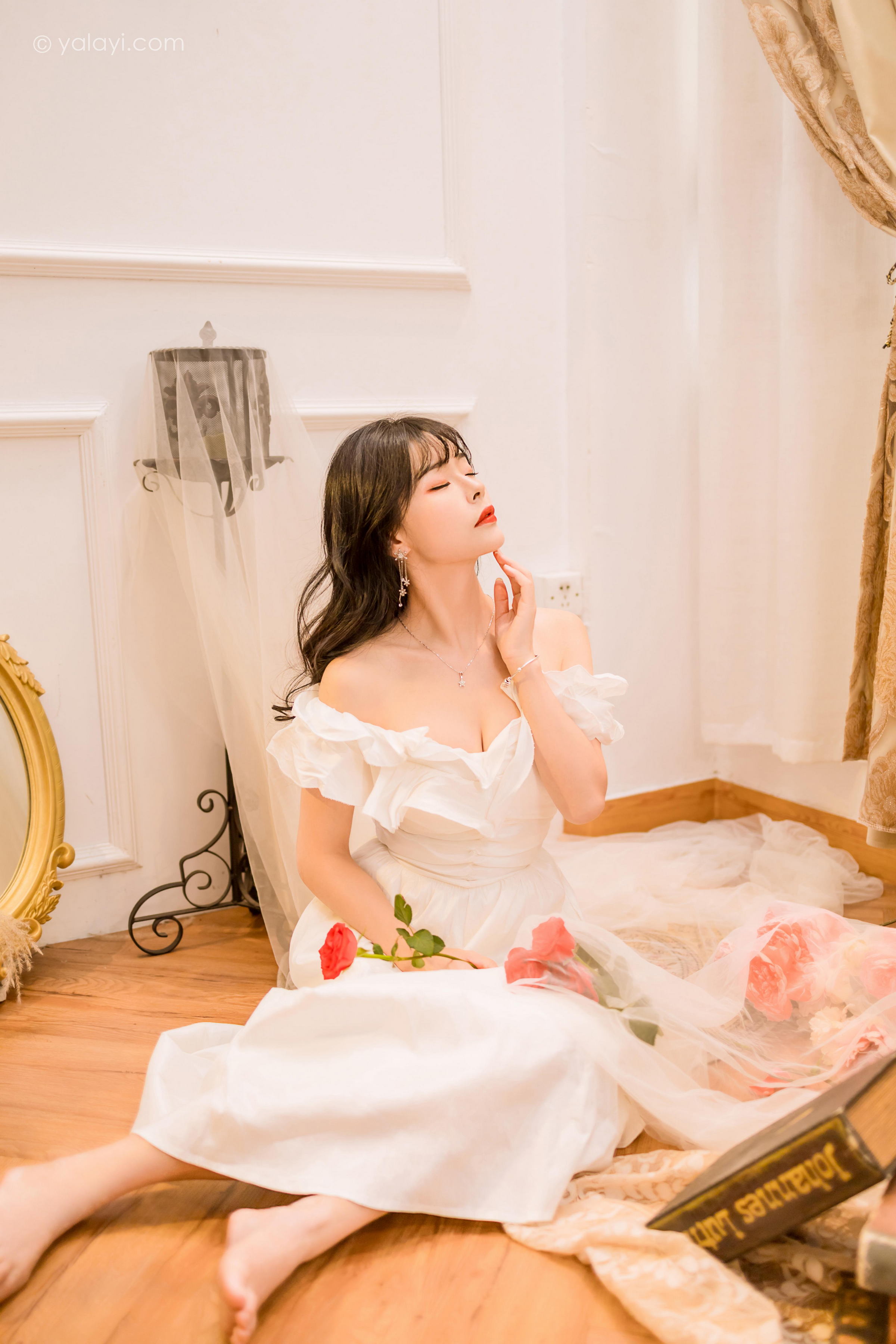 [YALAYI雅拉伊]2023.02.17 你是我的情人 程小蝶 白色抹胸连衣裙居家性感写真集第5张