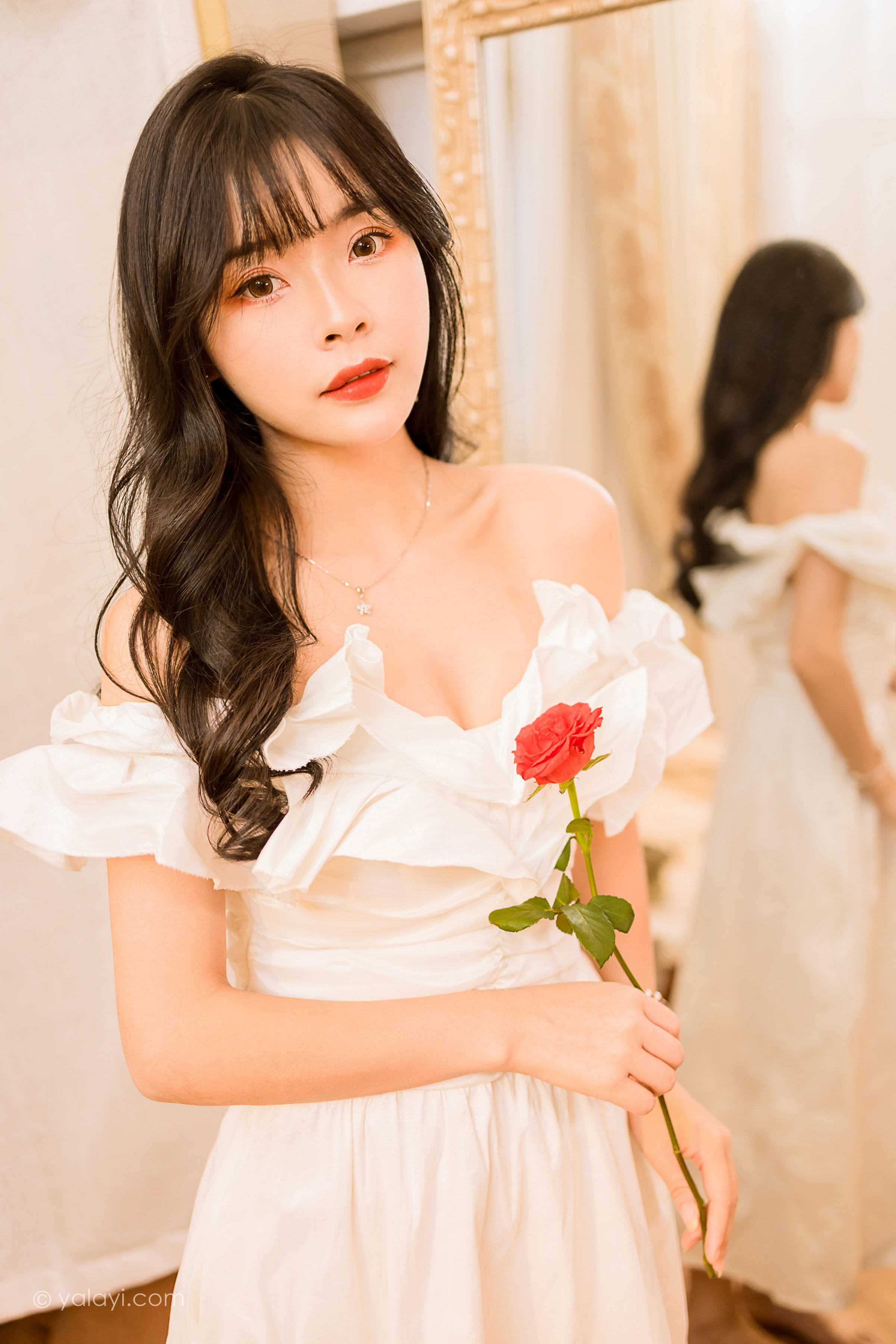 [YALAYI雅拉伊]2023.02.17 你是我的情人 程小蝶 白色抹胸连衣裙居家性感写真集第14张