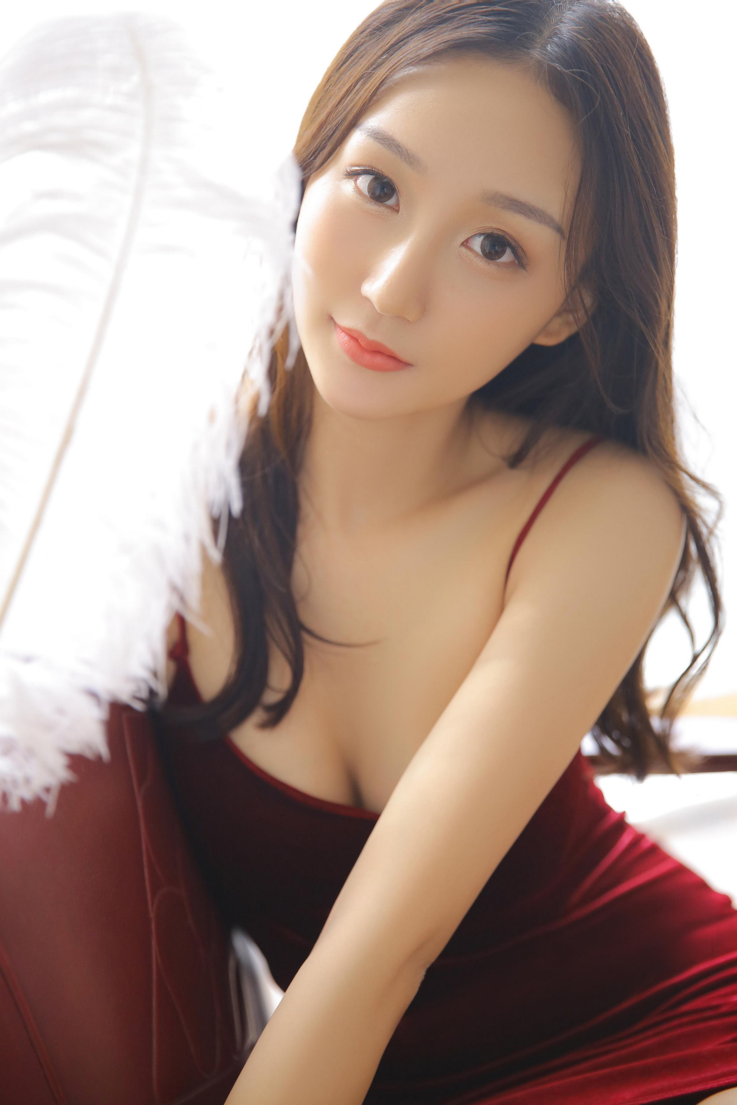 [YALAYI雅拉伊]2023.02.17 幸福女神 小亭 红色紧身吊带连衣裙性感私房写真集第2张