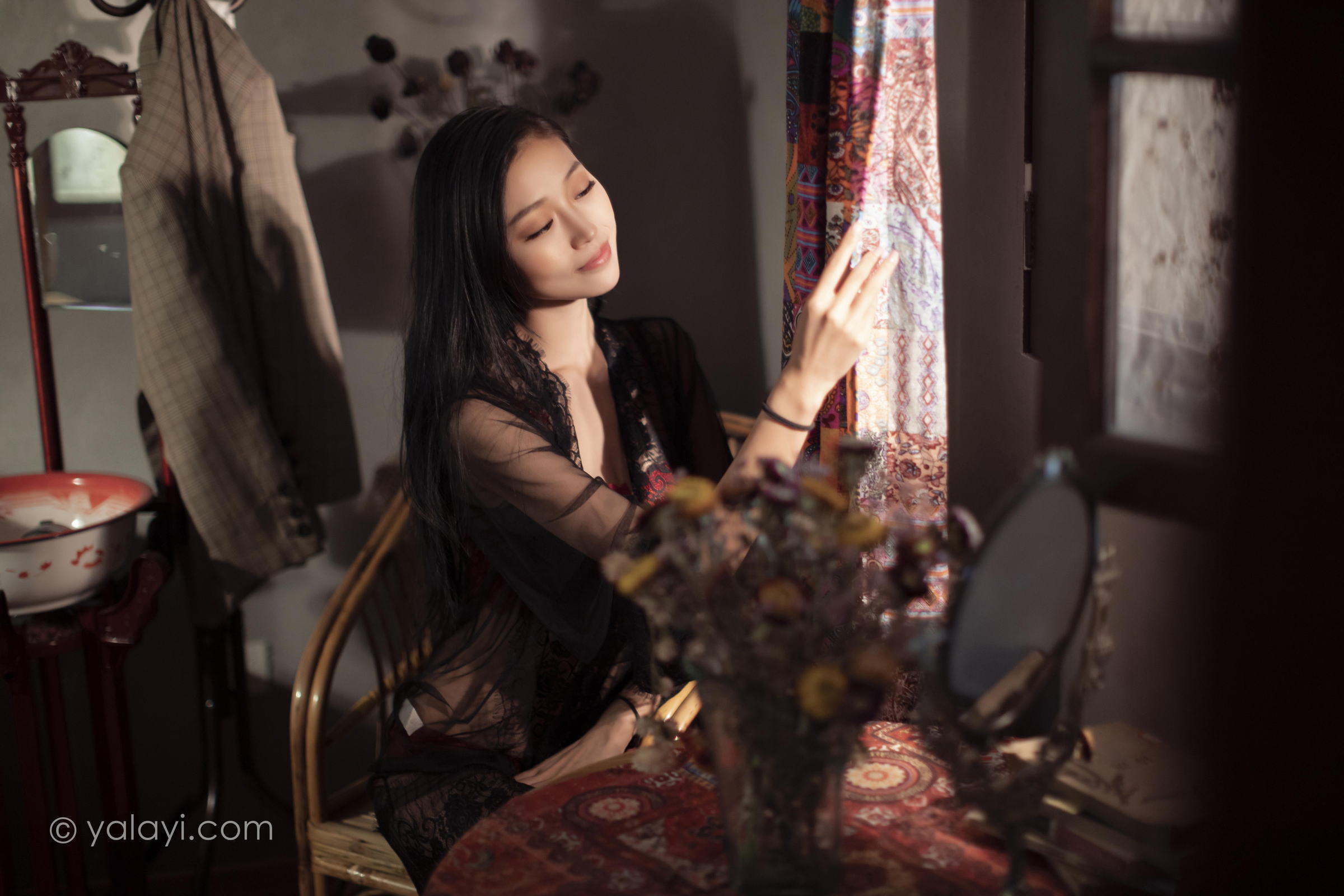 [YALAYI雅拉伊]2023.02.17 一抹红色 图雅 黑色透视睡衣加红色蕾丝内衣性感私房写真集第1张