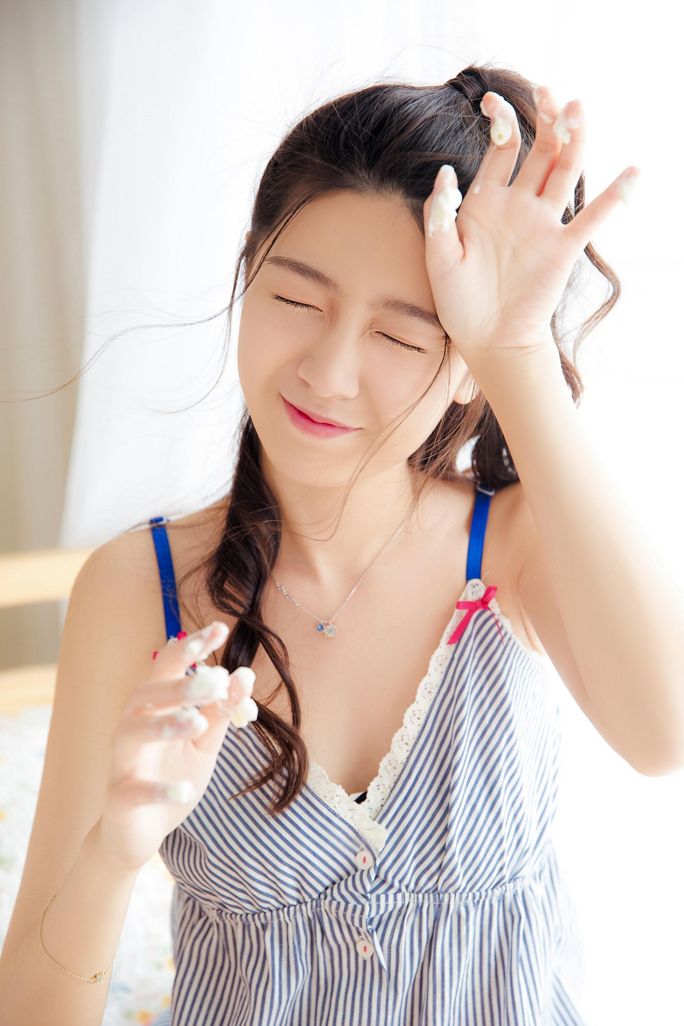 [YALAYI雅拉伊]2023.02.25 清纯小女友 灰色吊带睡衣裙居家私房写真集第10张