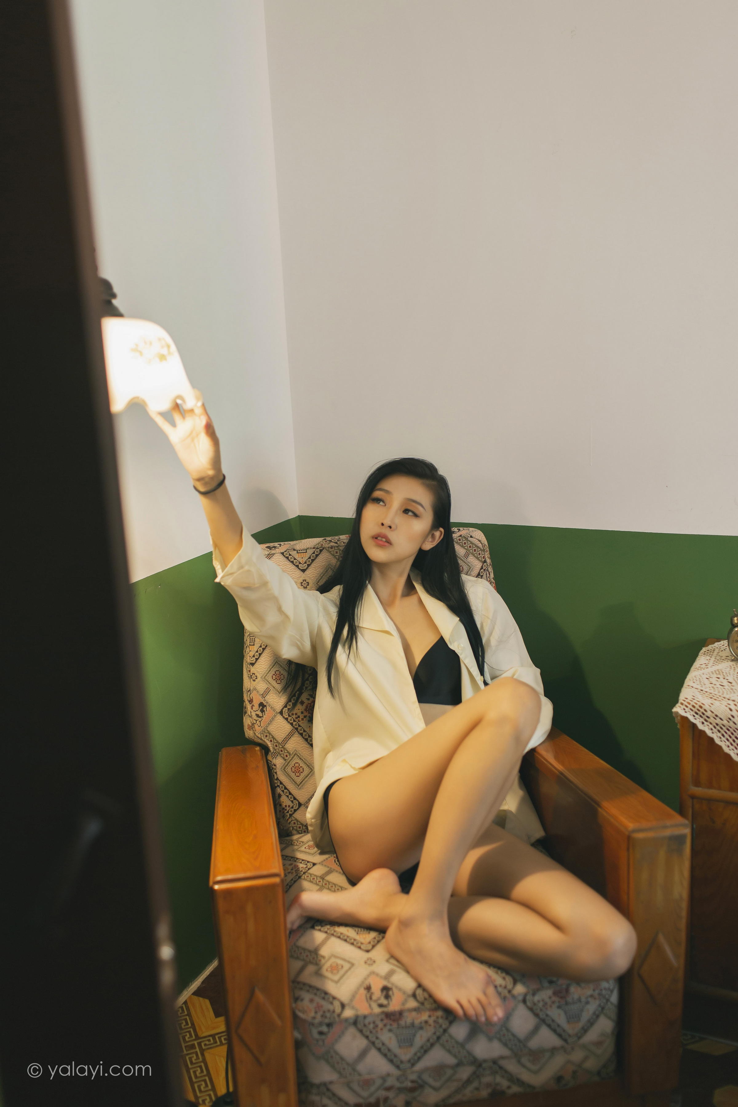 [YALAYI雅拉伊]2023.03.01 白衬衣女神 图雅 白色衬衫加黑色内衣性感私房写真集第7张