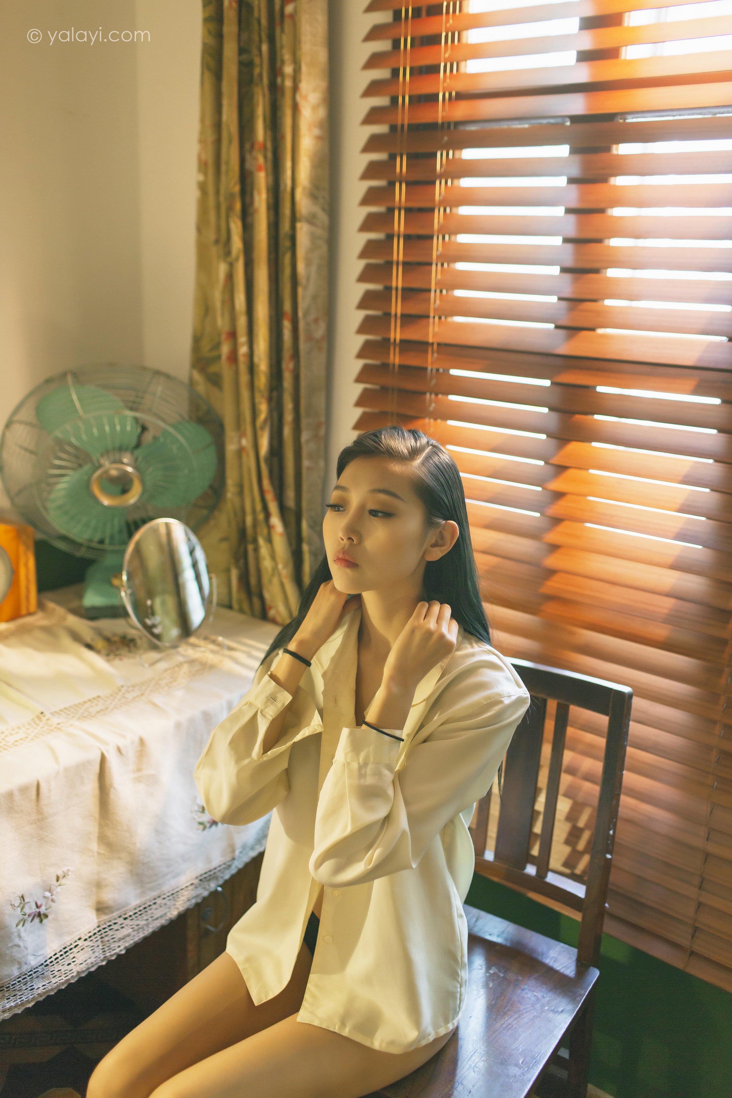 [YALAYI雅拉伊]2023.03.01 白衬衣女神 图雅 白色衬衫加黑色内衣性感私房写真集第13张