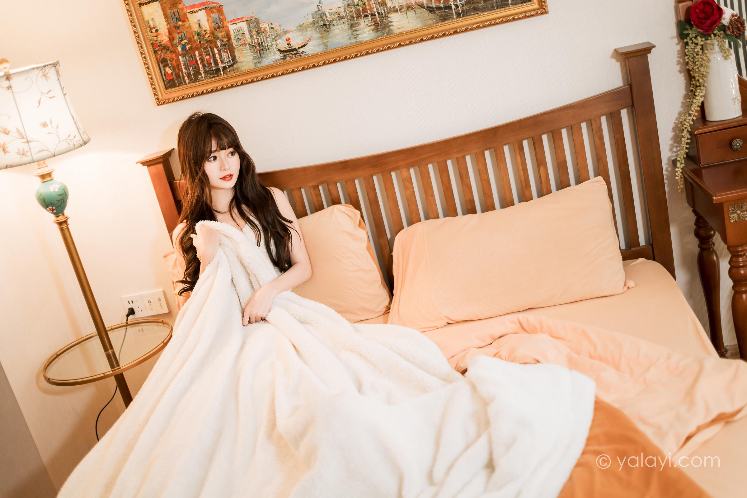 [YALAYI雅拉伊]2023.03.06 早安 小亭 白色吊带蕾丝睡衣裙加肉丝美腿性感私房写真集第1张