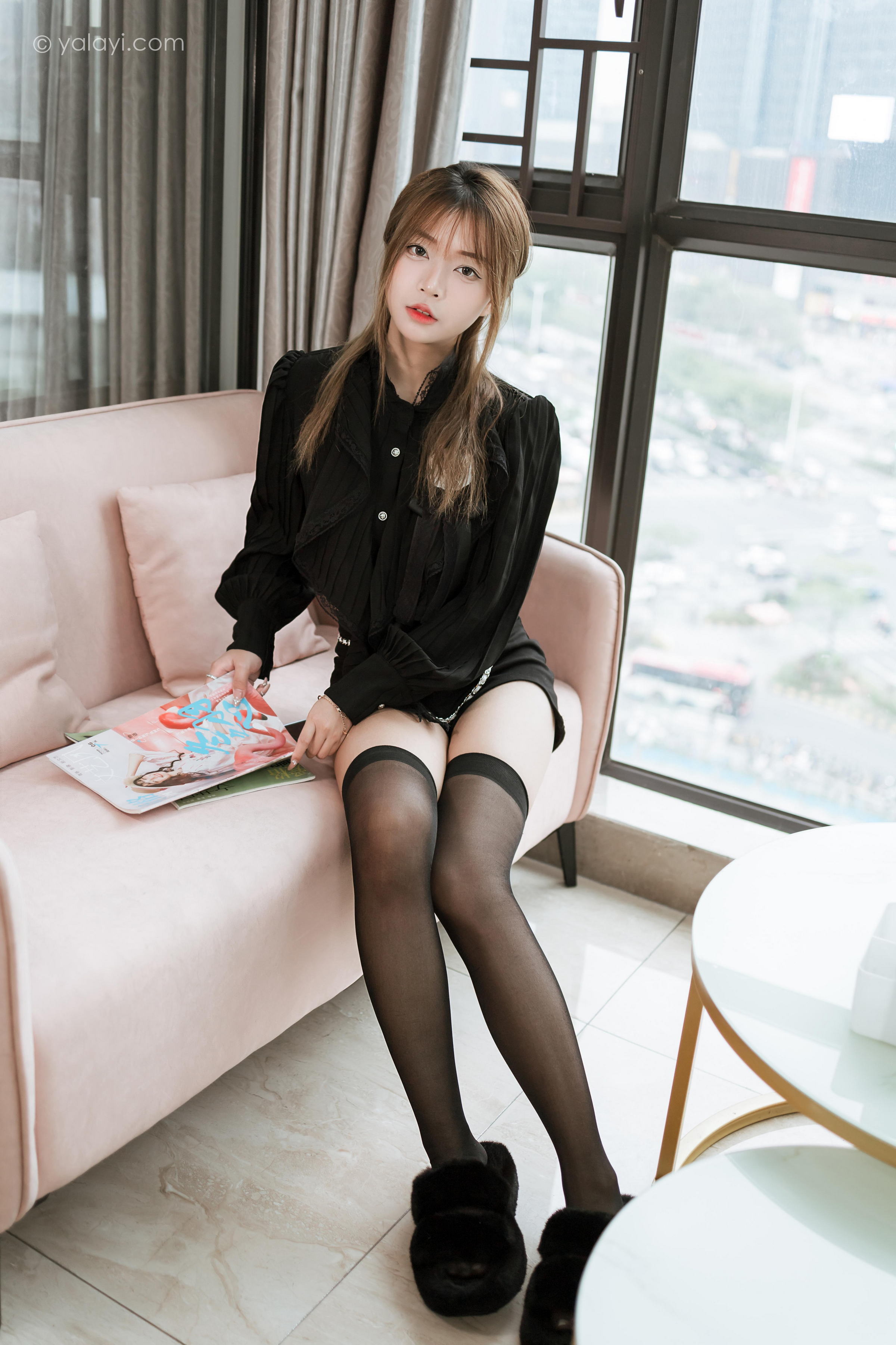 [YALAYI雅拉伊]2023.03.10 纯与欲 阿禾 黑色短裤加黑丝美腿性感私房写真集第1张