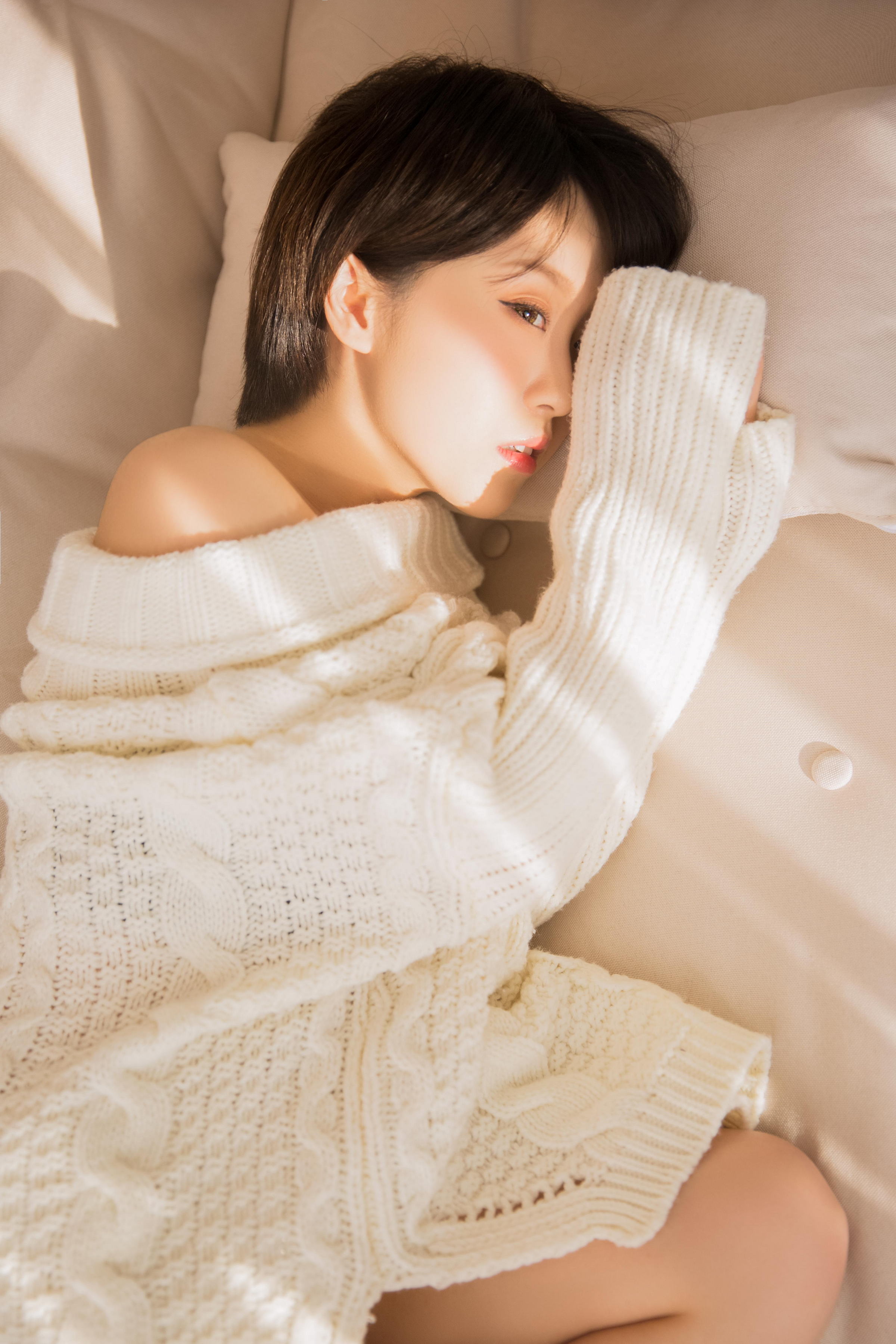 [YALAYI雅拉伊]2023.03.10 清新小女生 白色连身毛衣居家私房写真集第6张