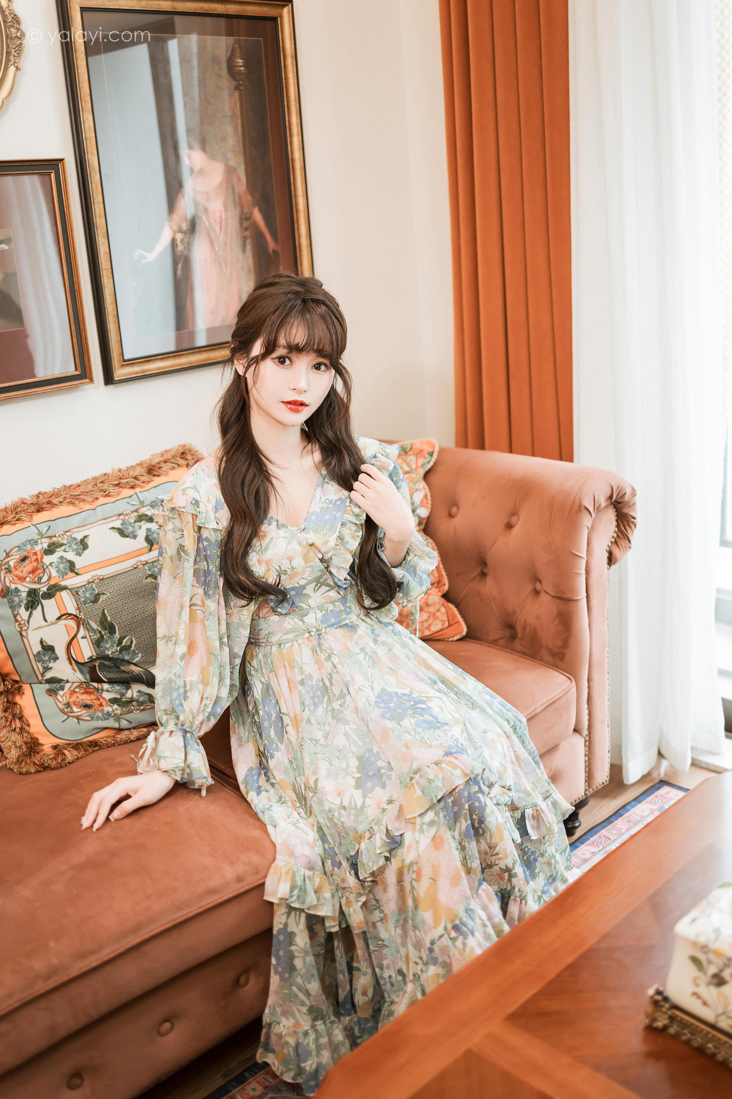 [YALAYI雅拉伊]2023.03.20 碎花裙少女 小亭 灰色碎花连衣裙居家清纯写真集第1张