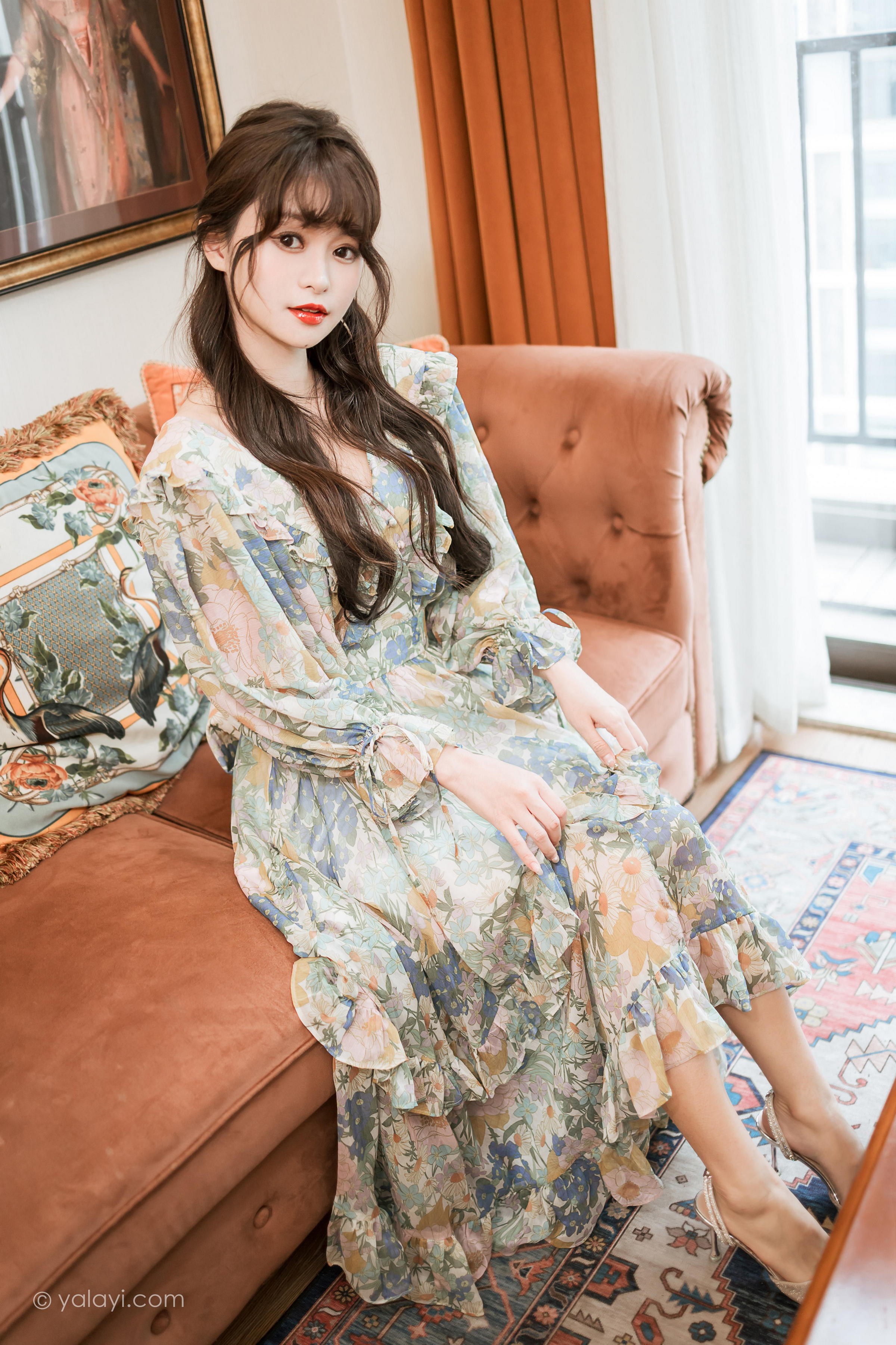 [YALAYI雅拉伊]2023.03.20 碎花裙少女 小亭 灰色碎花连衣裙居家清纯写真集第2张