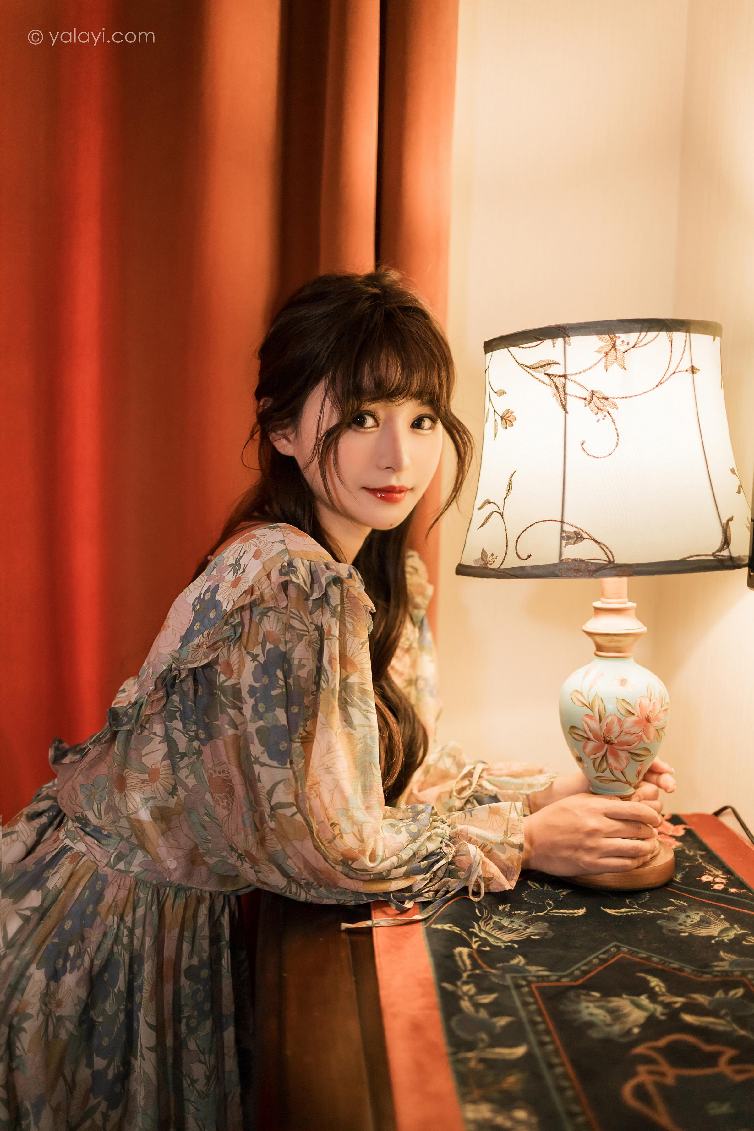 [YALAYI雅拉伊]2023.03.20 碎花裙少女 小亭 灰色碎花连衣裙居家清纯写真集第8张