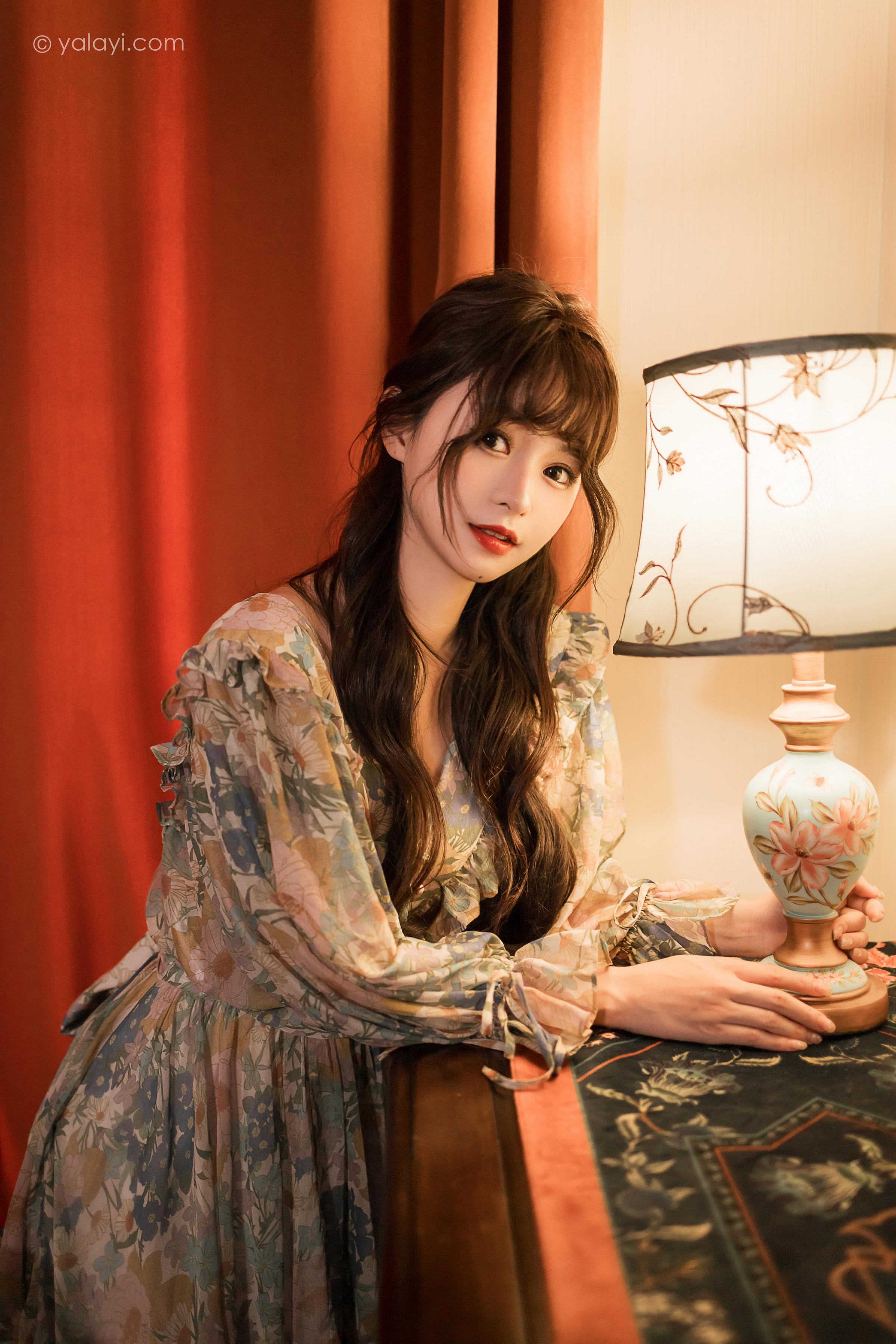 [YALAYI雅拉伊]2023.03.20 碎花裙少女 小亭 灰色碎花连衣裙居家清纯写真集第9张