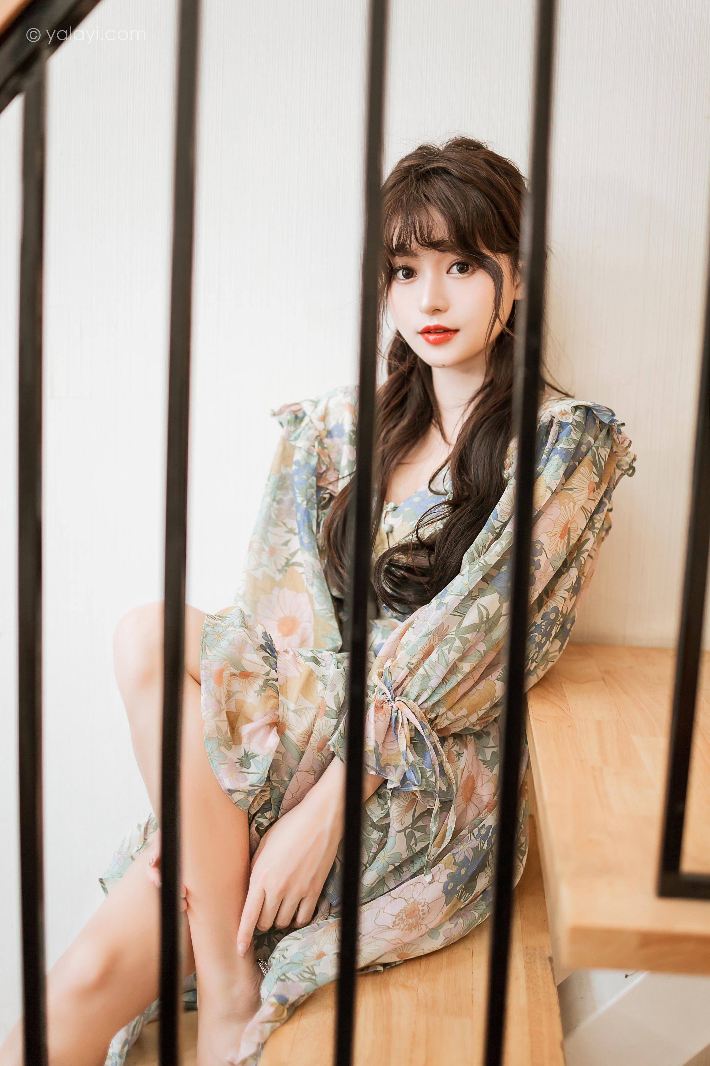 [YALAYI雅拉伊]2023.03.20 碎花裙少女 小亭 灰色碎花连衣裙居家清纯写真集第7张