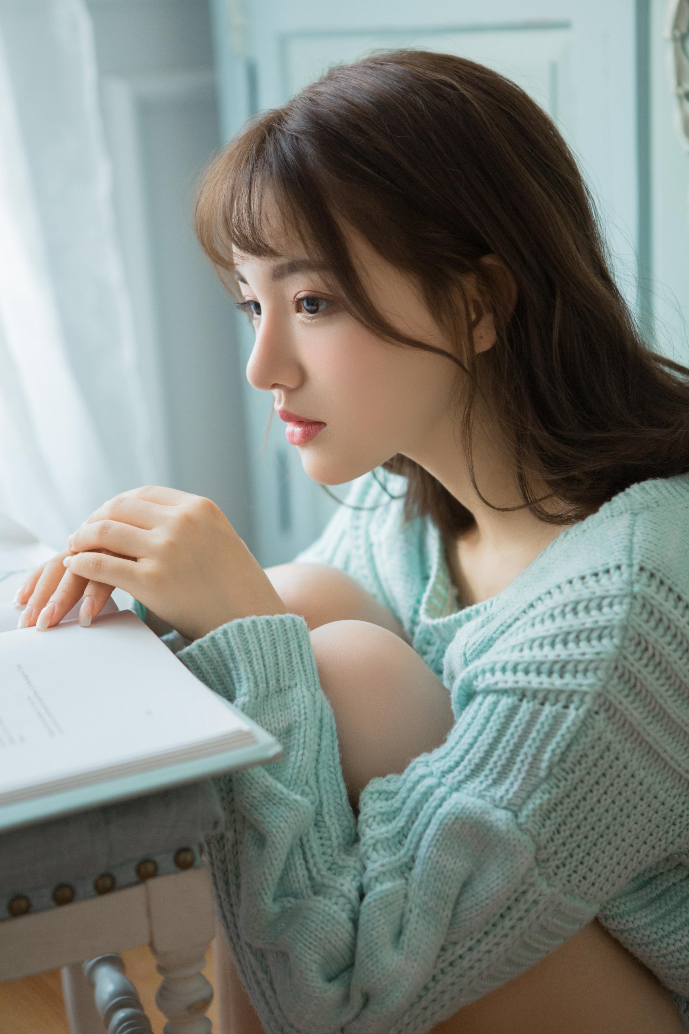 [YALAYI雅拉伊]2023.04.05 时光如沙 清纯少女镂空毛衣加白色短裤居家私房写真集第8张