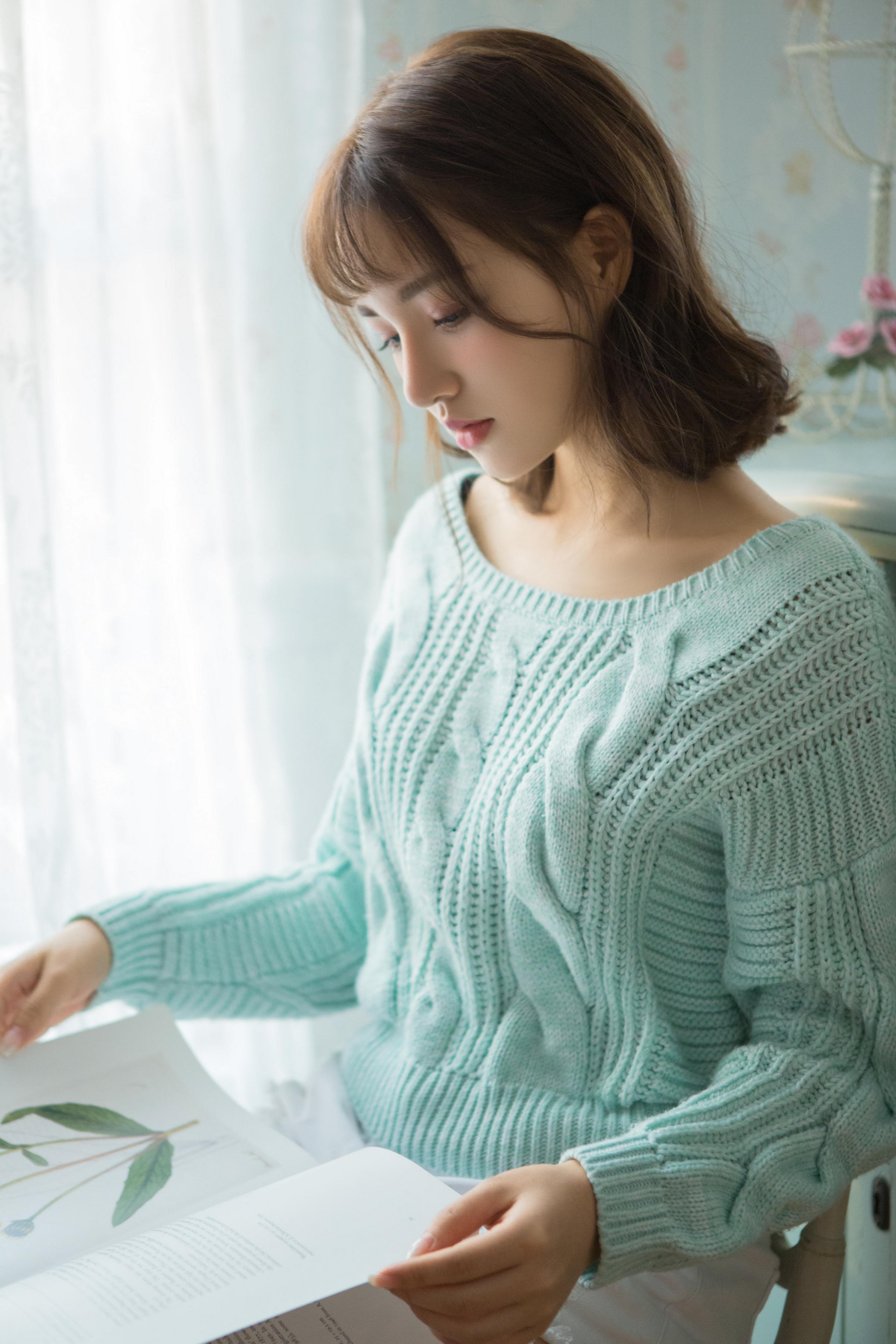 [YALAYI雅拉伊]2023.04.05 时光如沙 清纯少女镂空毛衣加白色短裤居家私房写真集第10张