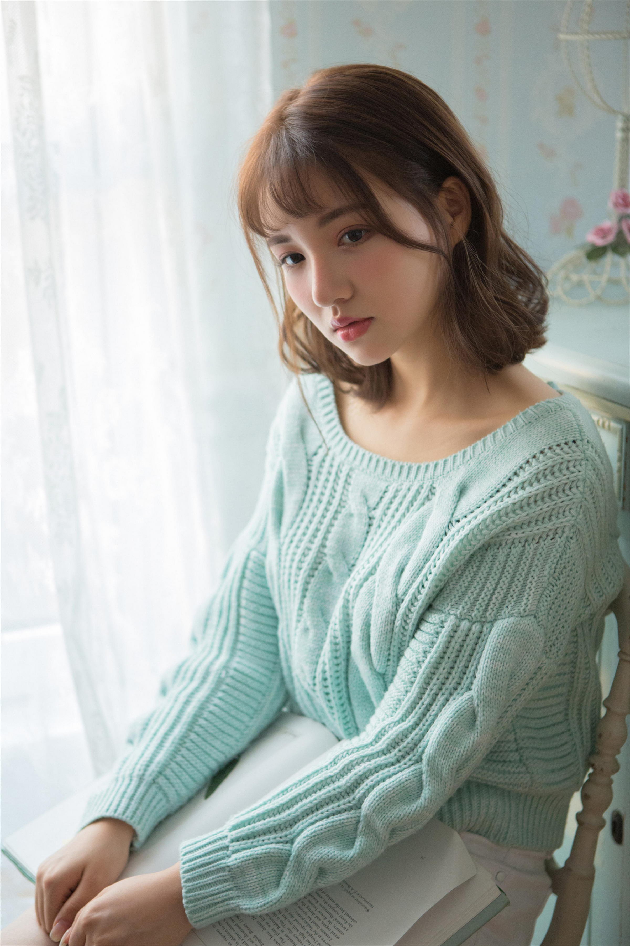 [YALAYI雅拉伊]2023.04.05 时光如沙 清纯少女镂空毛衣加白色短裤居家私房写真集第11张