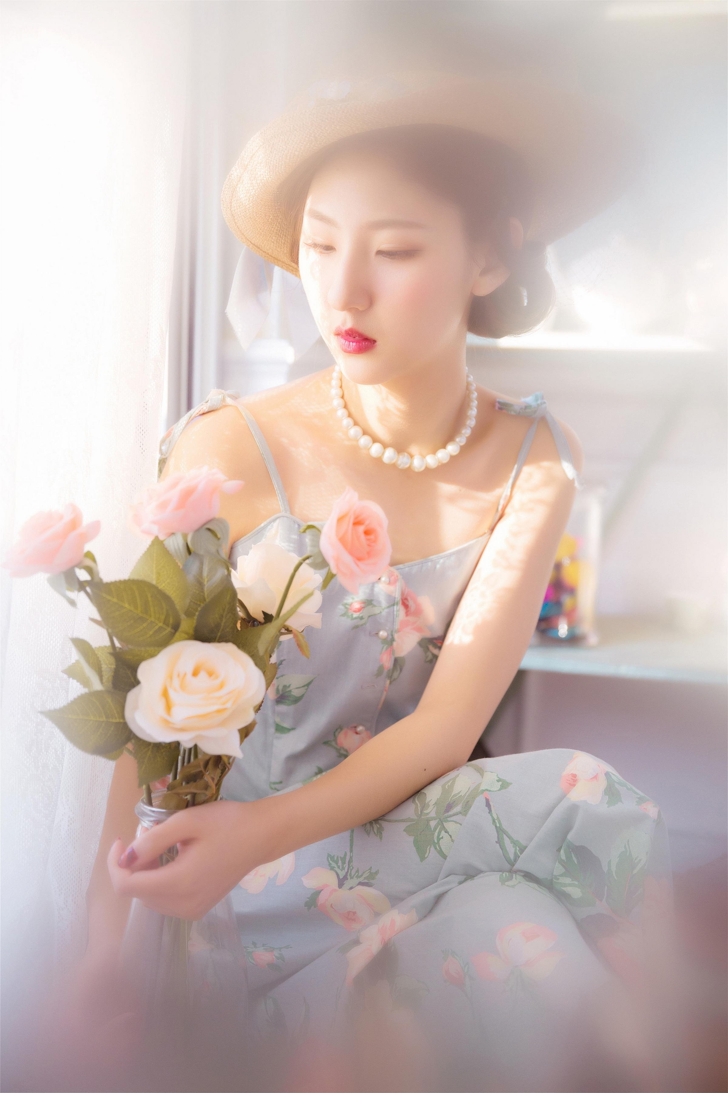 [YALAYI雅拉伊]2023.04.07 花样青春 现代名媛灰色吊带连衣裙清纯写真集第1张