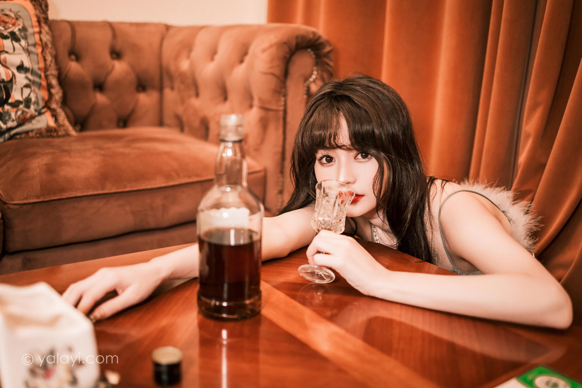 [YALAYI雅拉伊]2023.04.07 优雅的小黑裙 小亭 灰色抹胸礼服裙加黑丝美腿性感私房写真集第10张